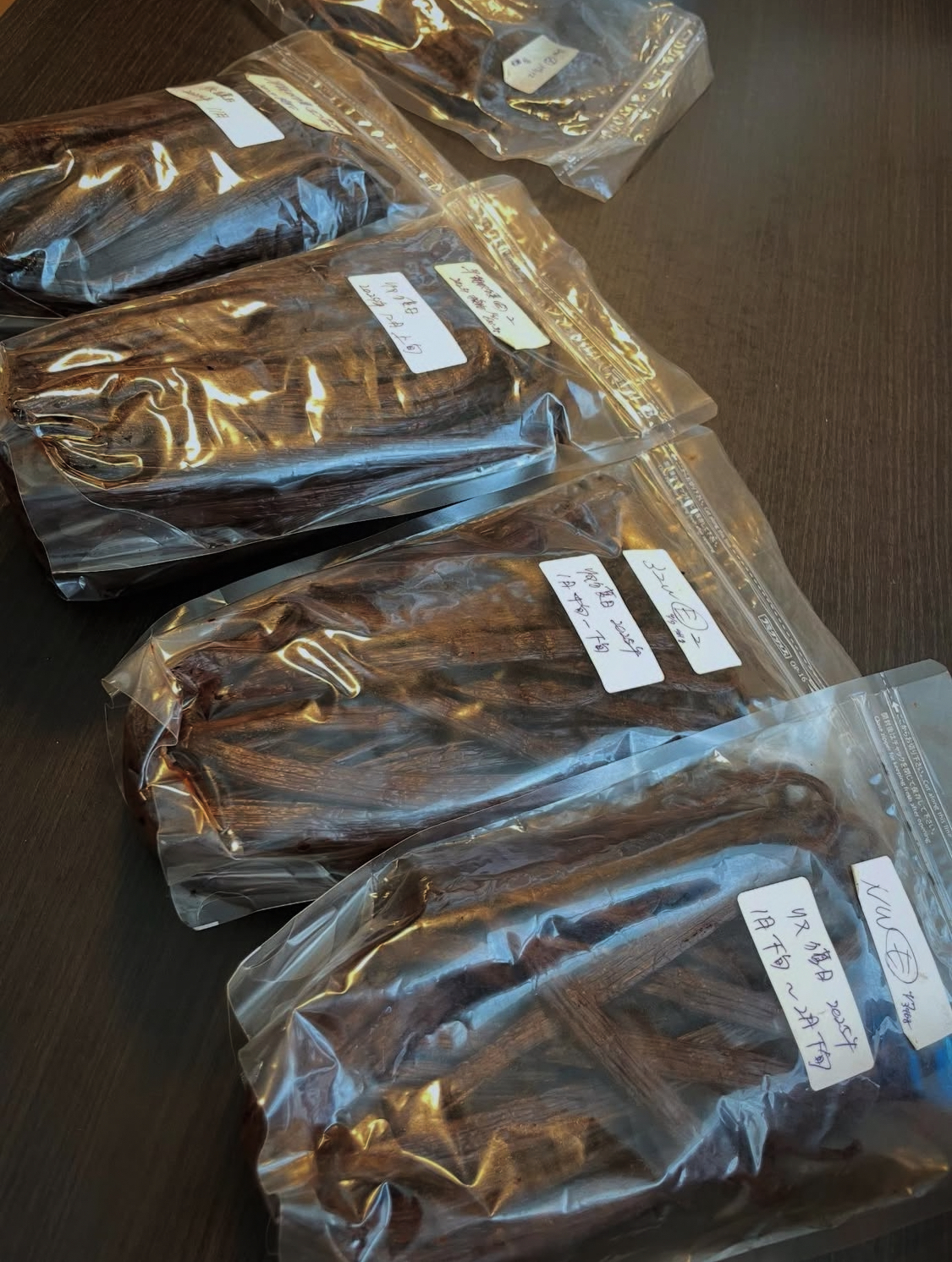 収穫後、数ヶ月がかりで発酵・熟成させて甘い香りになってゆきます。