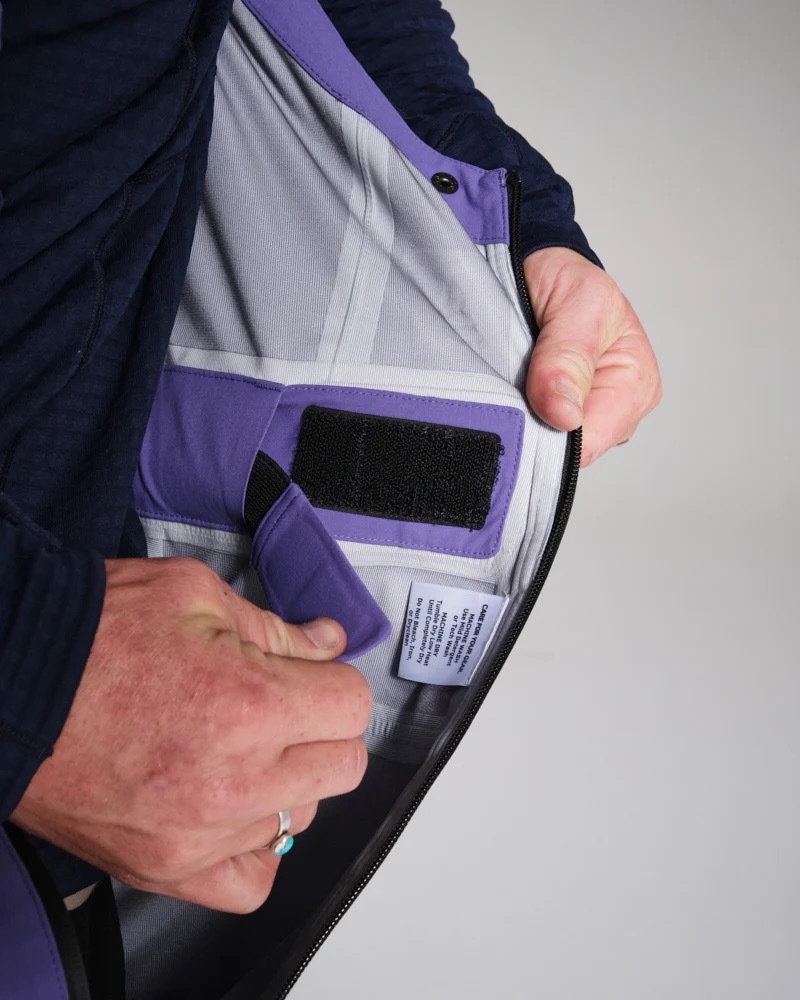 内側ウエストはベルクロでフィット感を微調整可能