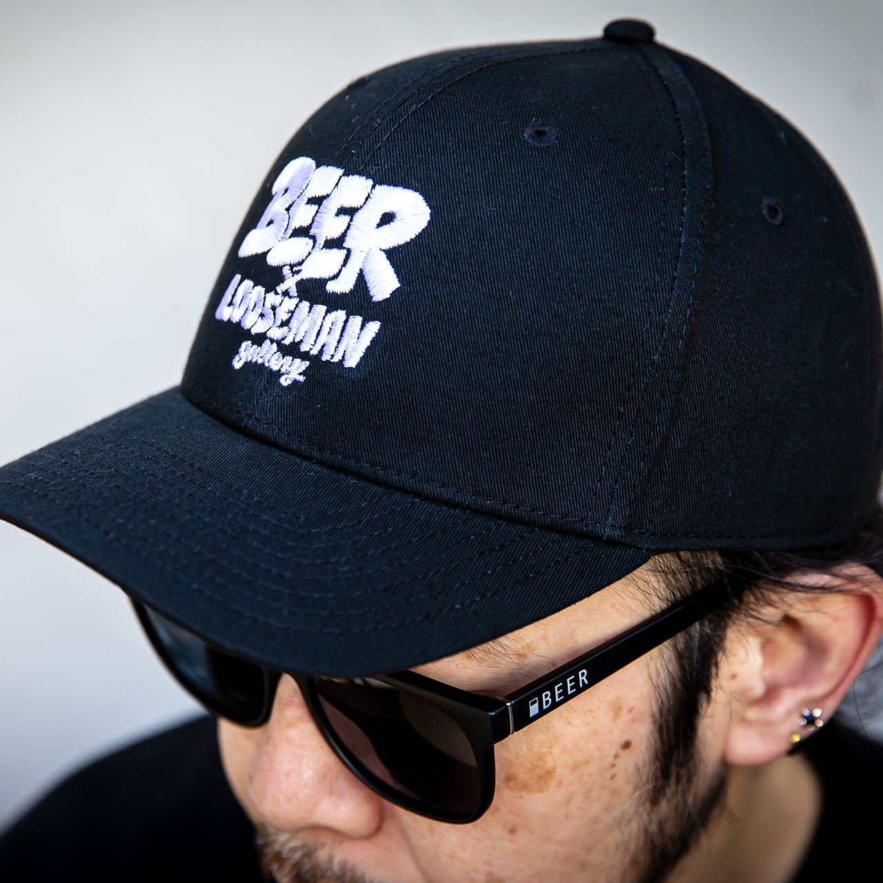 ツバの丸いベースボールキャップ