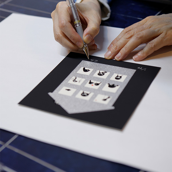 ［黒の巻］はシルバーのサインペンでサイン入れ