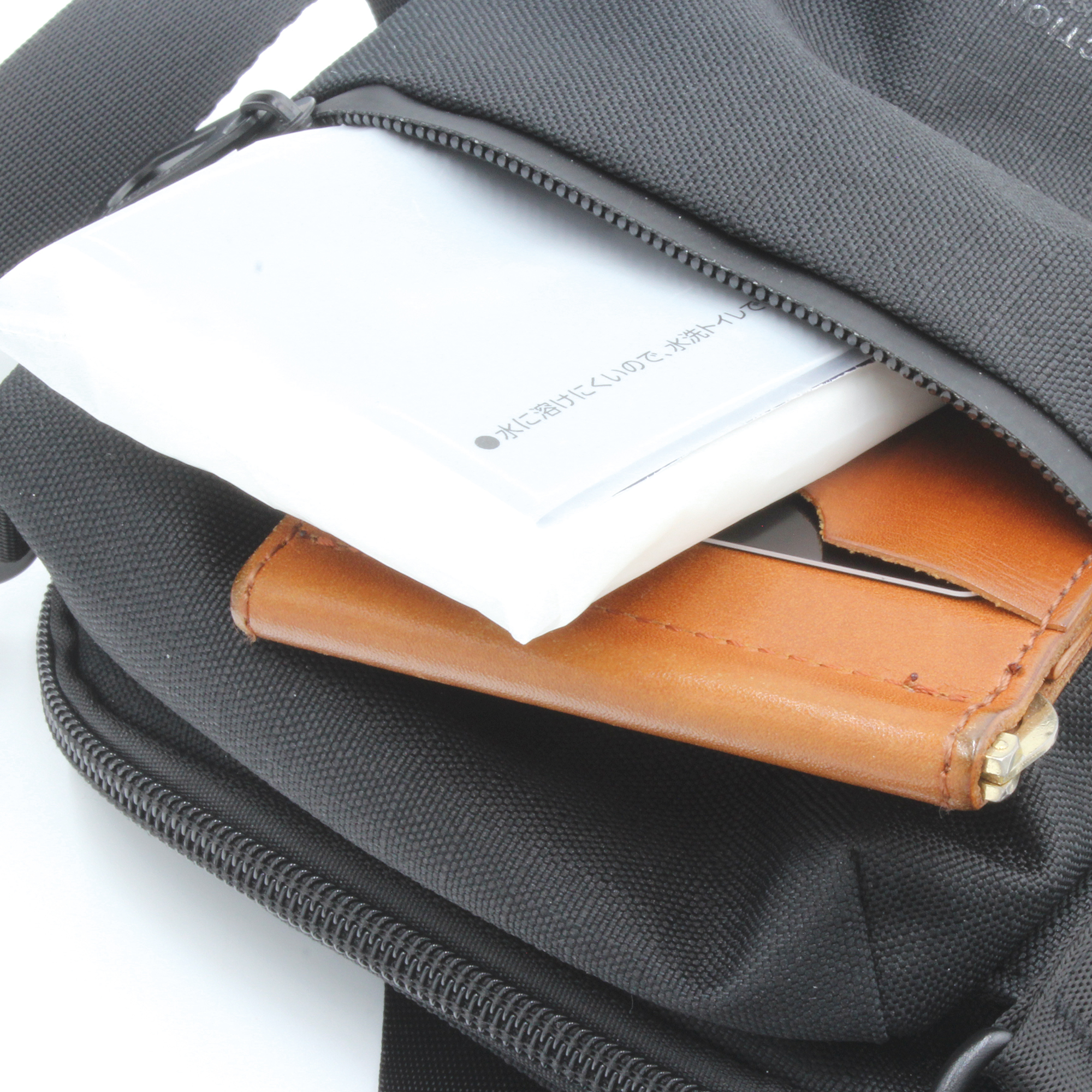 正面ポケットは止水ファスナー仕様。急な雨でも安心。