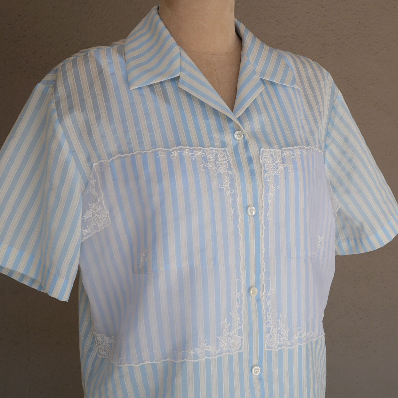 美しいシルクのハンカチが胸元に