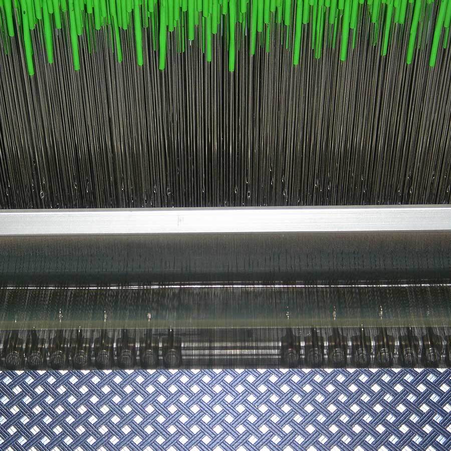 織り上がってくる生地のアップです、タテ糸が1本でも切れたりすると不良になってしまいます