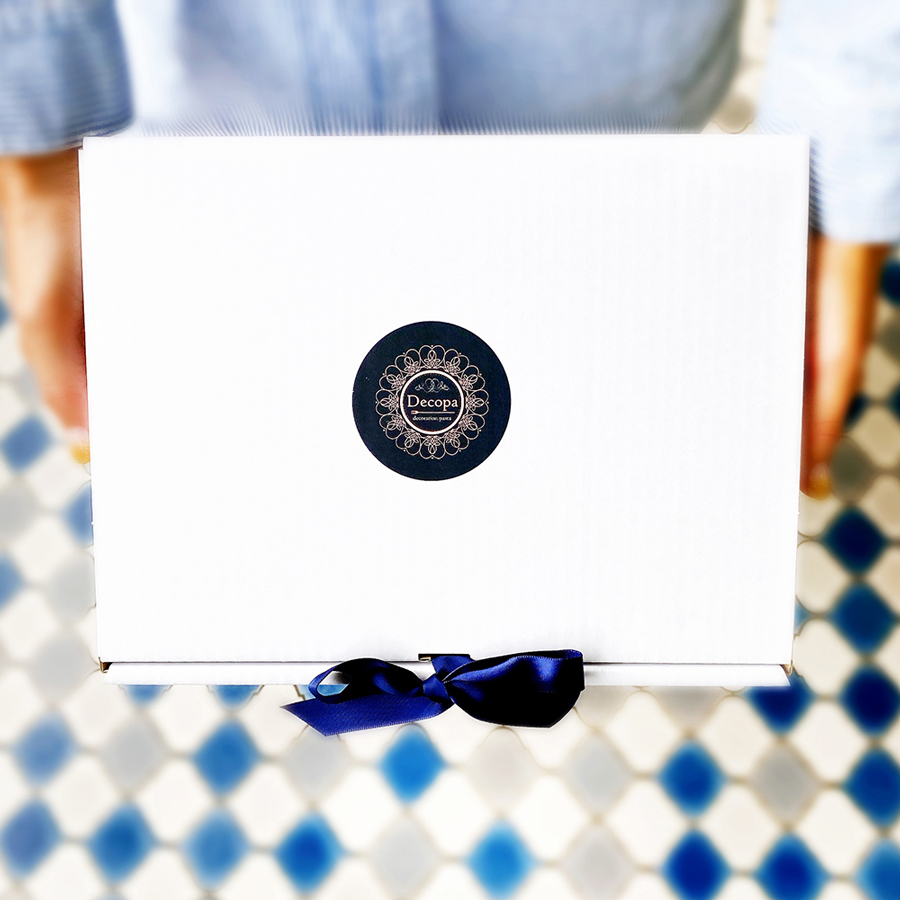 そのまま使える《リボン付きのギフトBOX》に入れてお届けします。