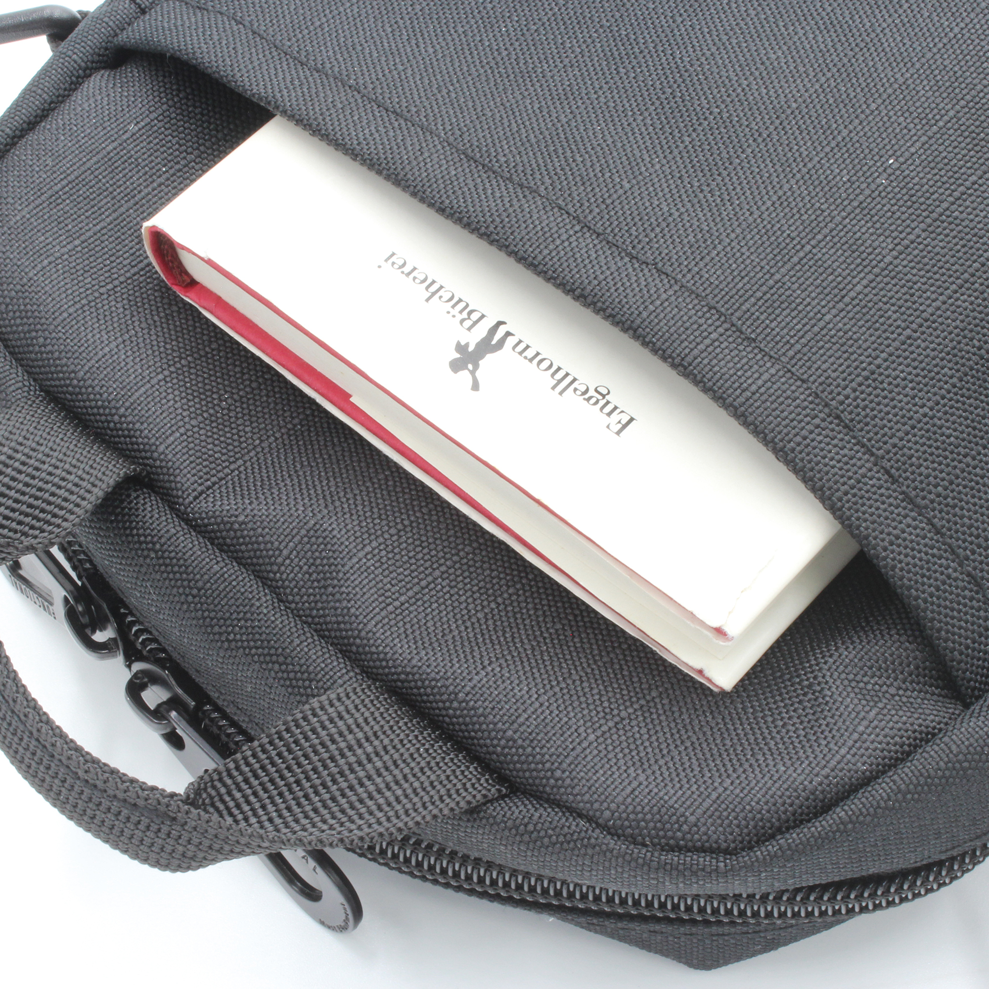 背面には文庫本も収まるポケットを完備。