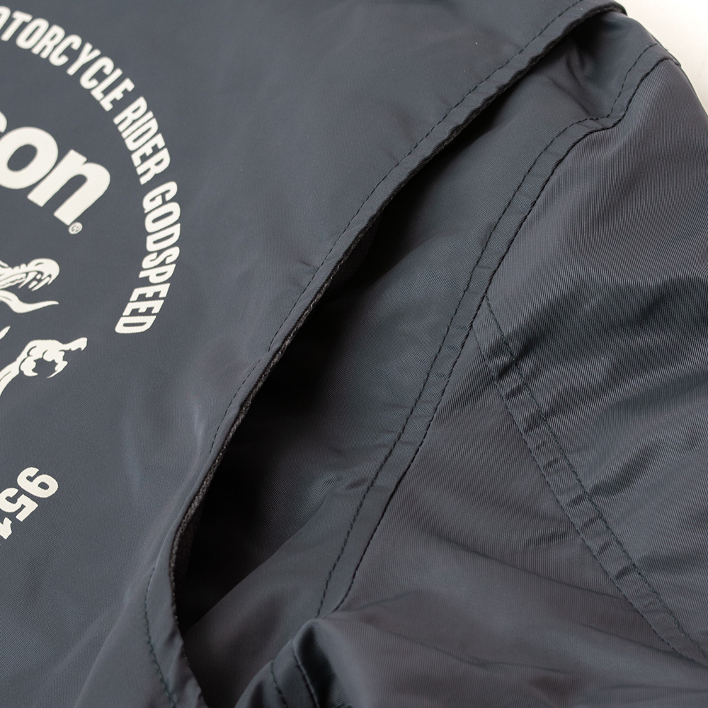 両肩部分にアクションプリーツ＆ベンチレーション機能。