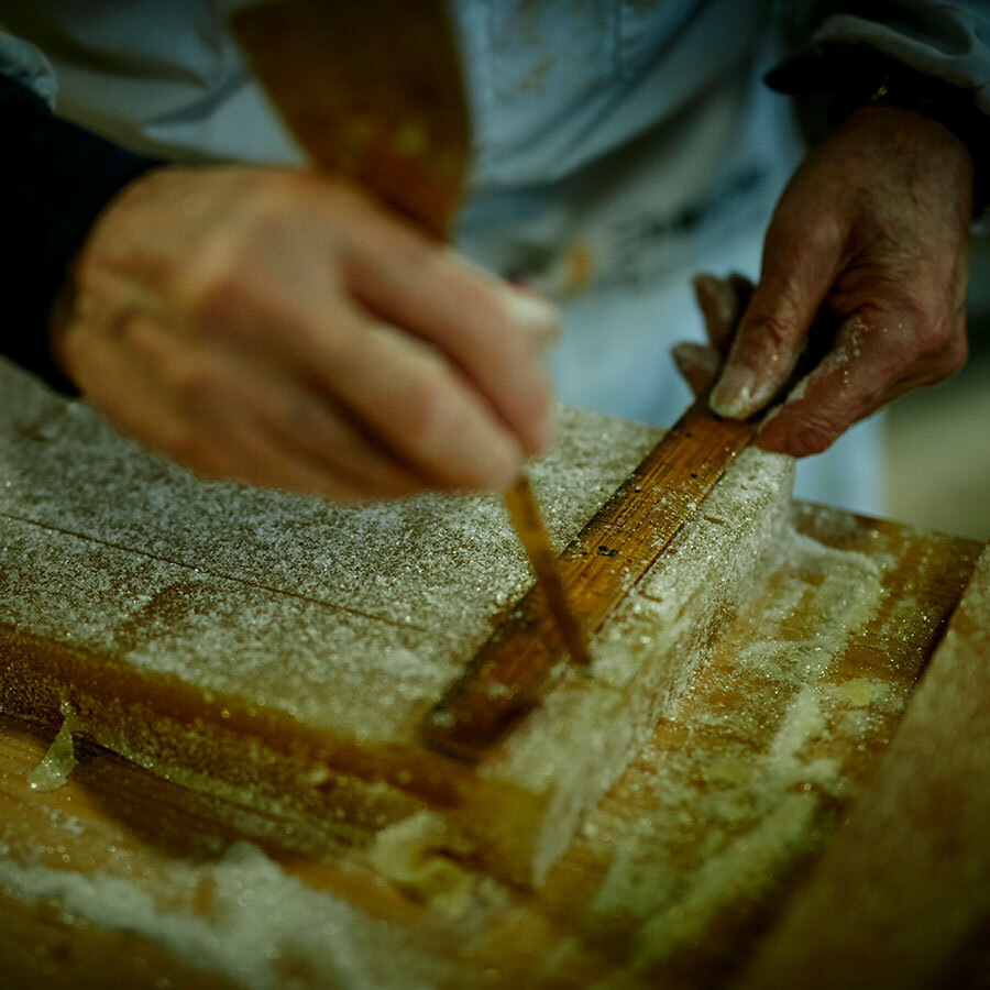 菓子作りに使う道具は、工夫を凝らした手製のものも多い。手にしっくりと馴染んでいる。