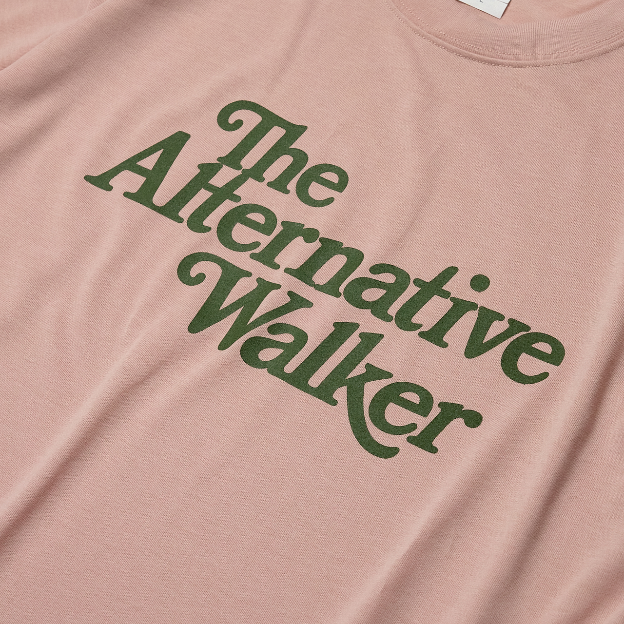 ロゴは抜け感のあるオリーブ