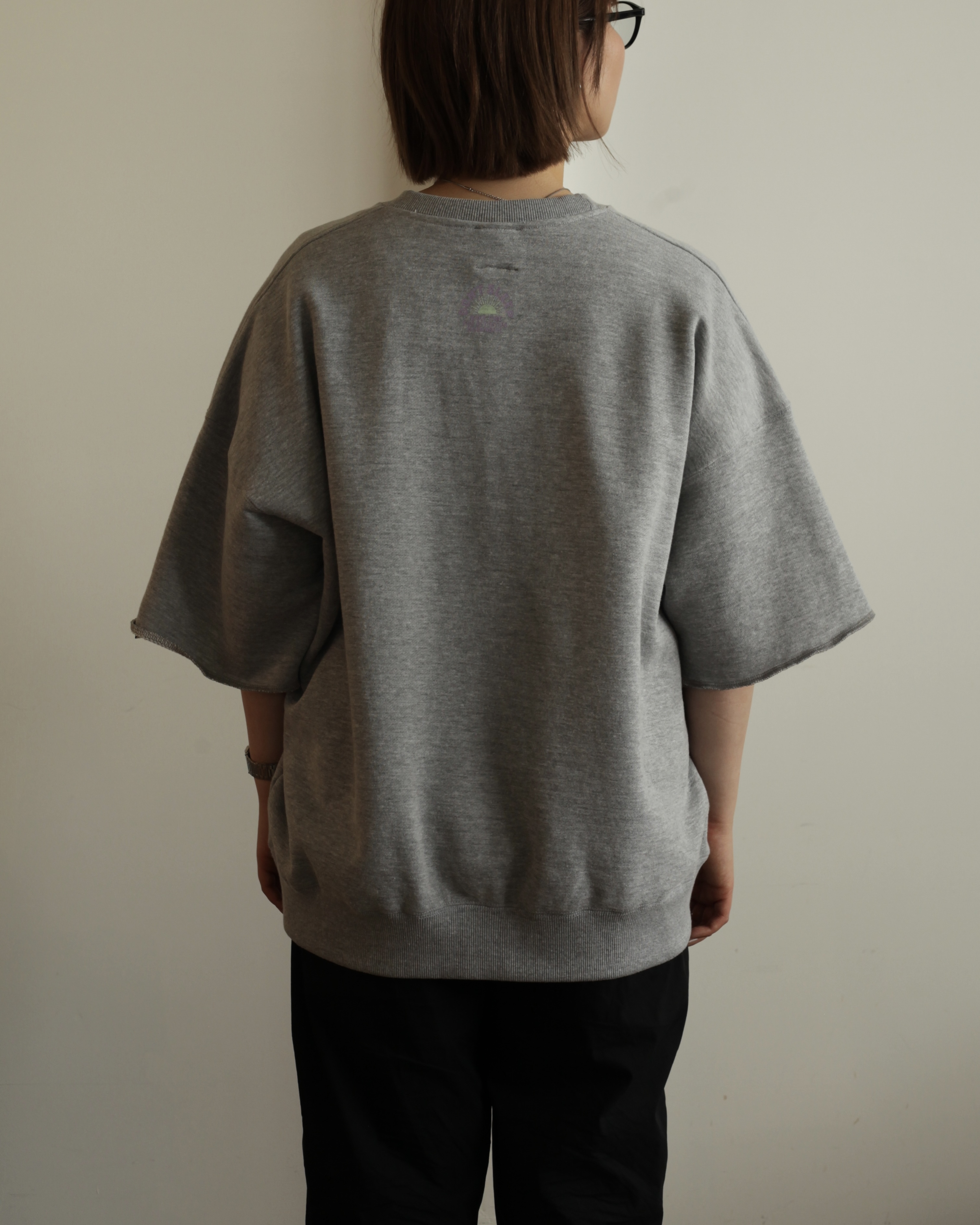 女性モデル163cm グレー／Mサイズ着用、男性モデル175cm ブラック／Lサイズ着用