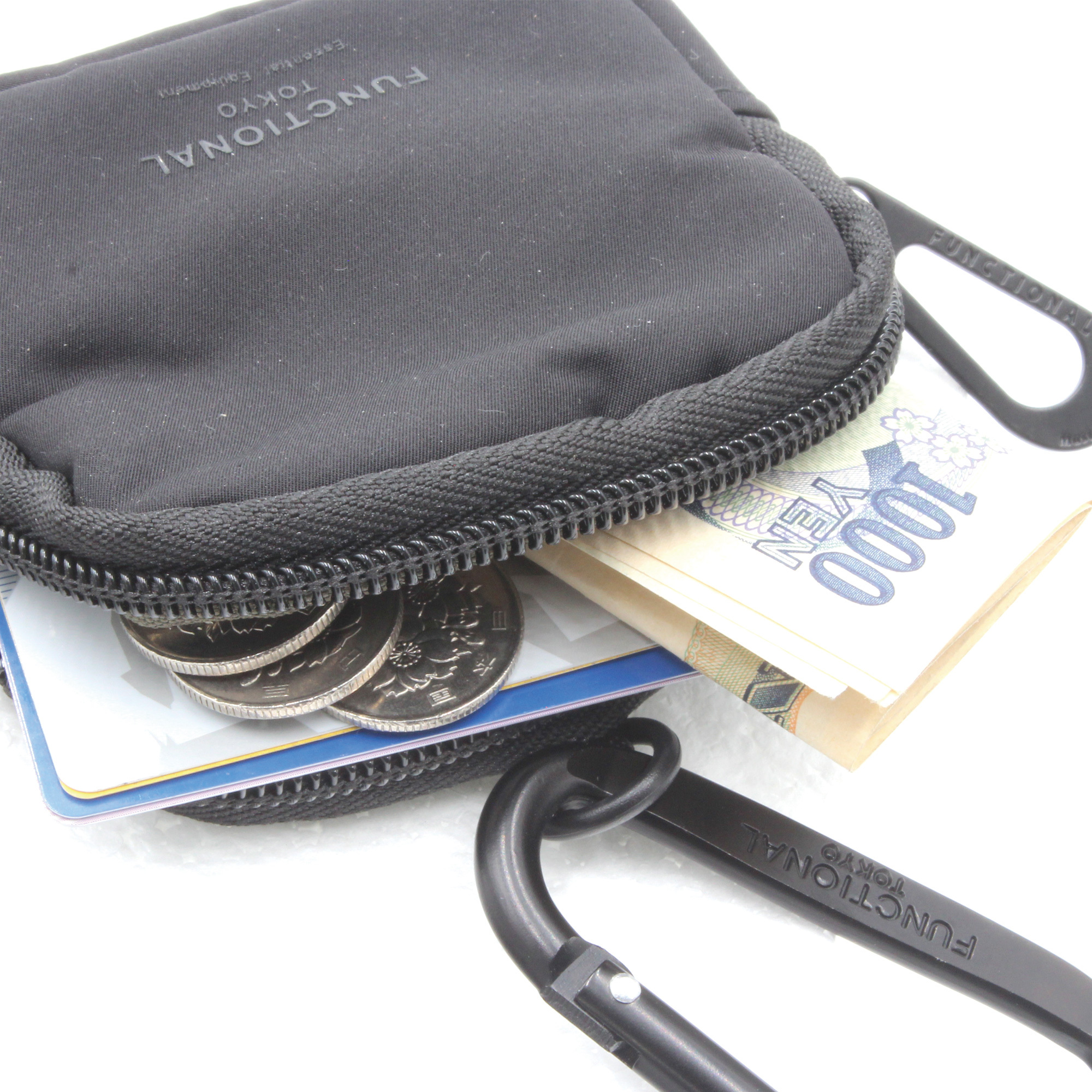 小銭やカードも入れる事が出来るのでお財布としても使用可能