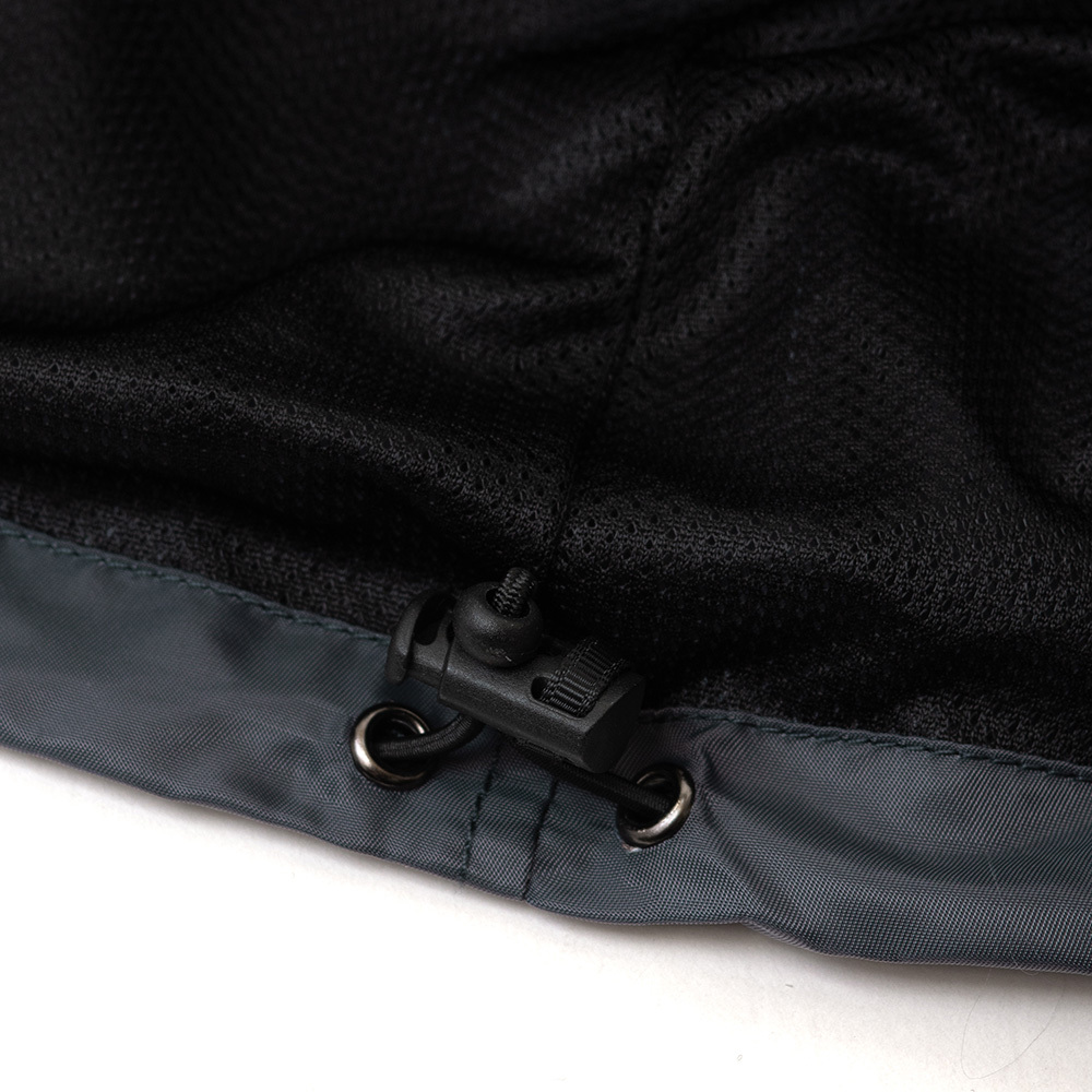 裾幅の調整が可能なドローコード。