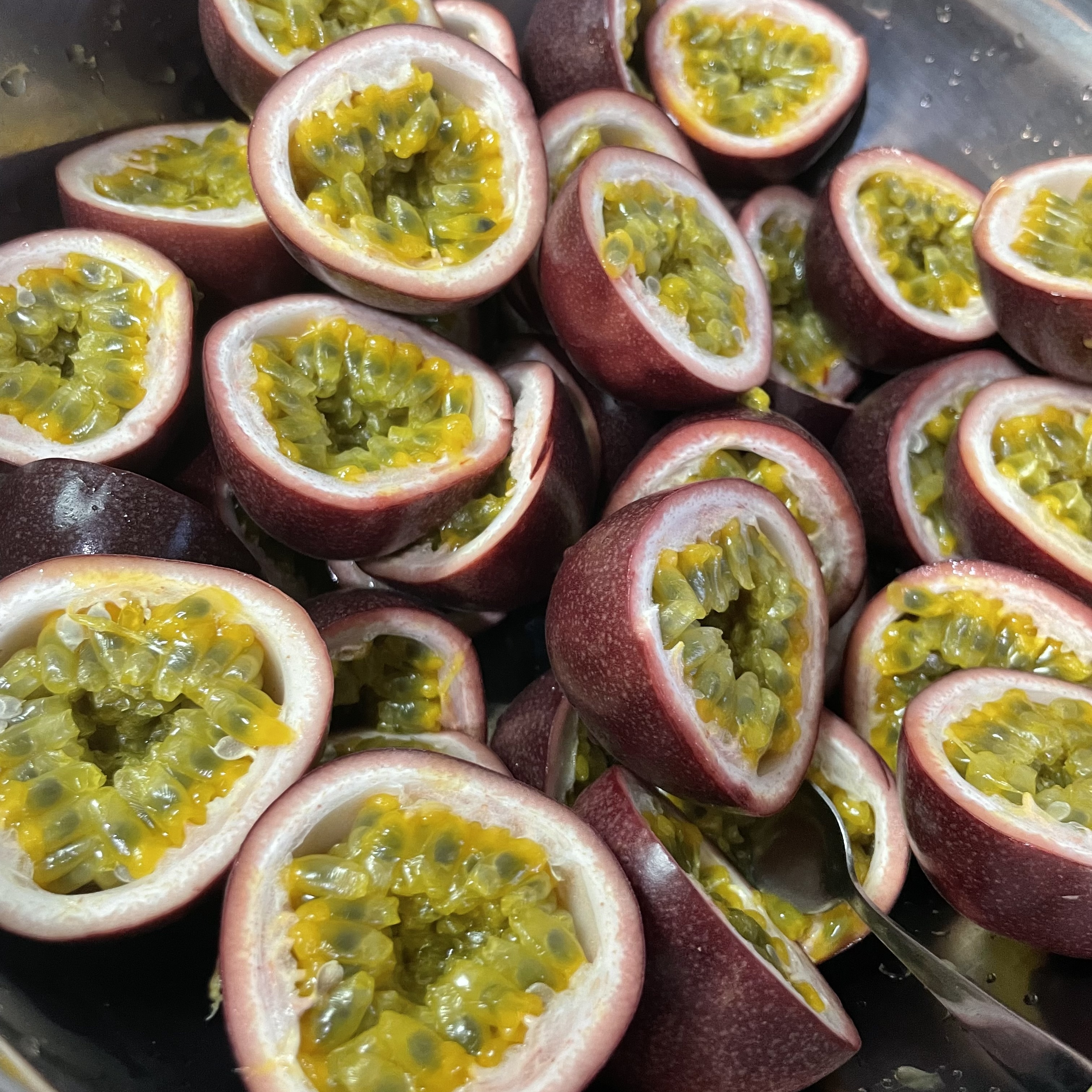 大切に育てられた生パッションフルーツは果肉がしっかり詰まっています。