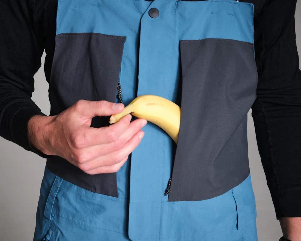 補強されたDリング付きジッパー式胸ポケット