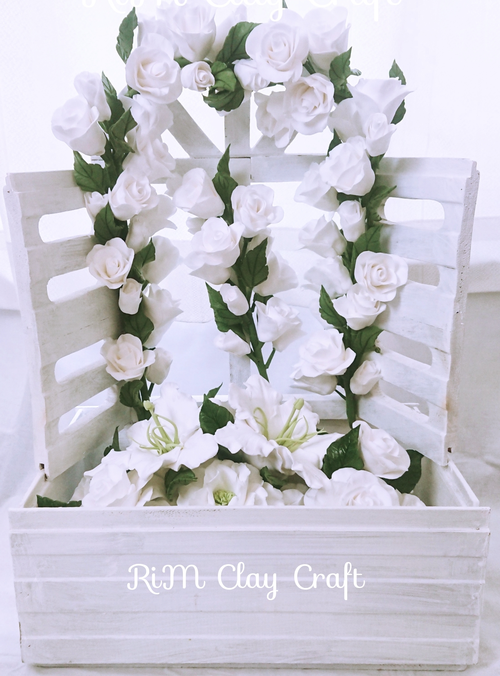 つる薔薇のように白い薔薇をたくさん