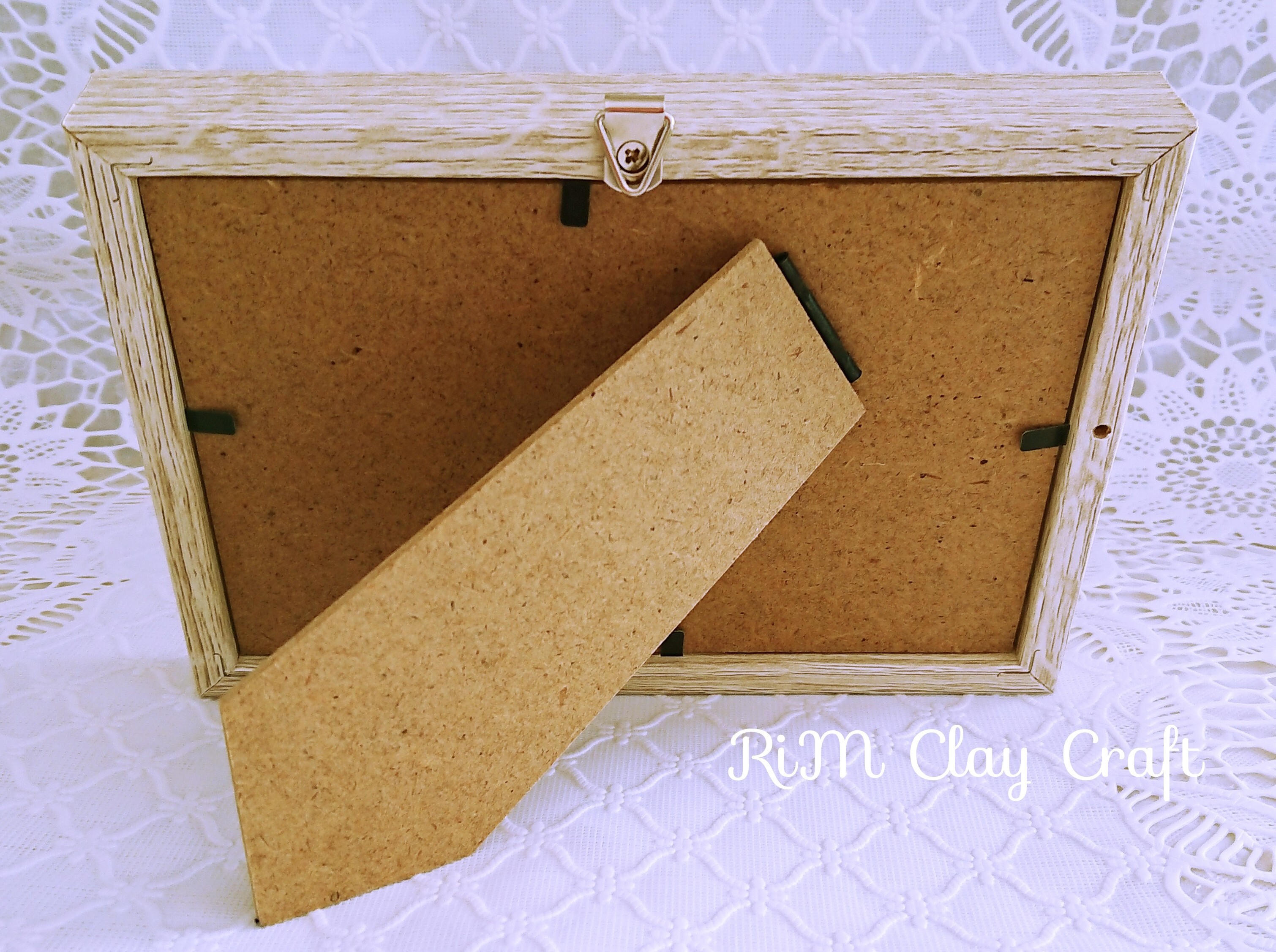 卓上は後ろのスタンドで、壁は後ろの金具で