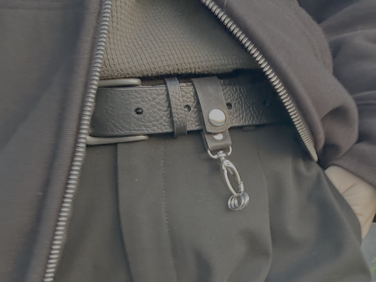 ベルト幅35mm以内でしたらベルトに通してもお使いいただけます。