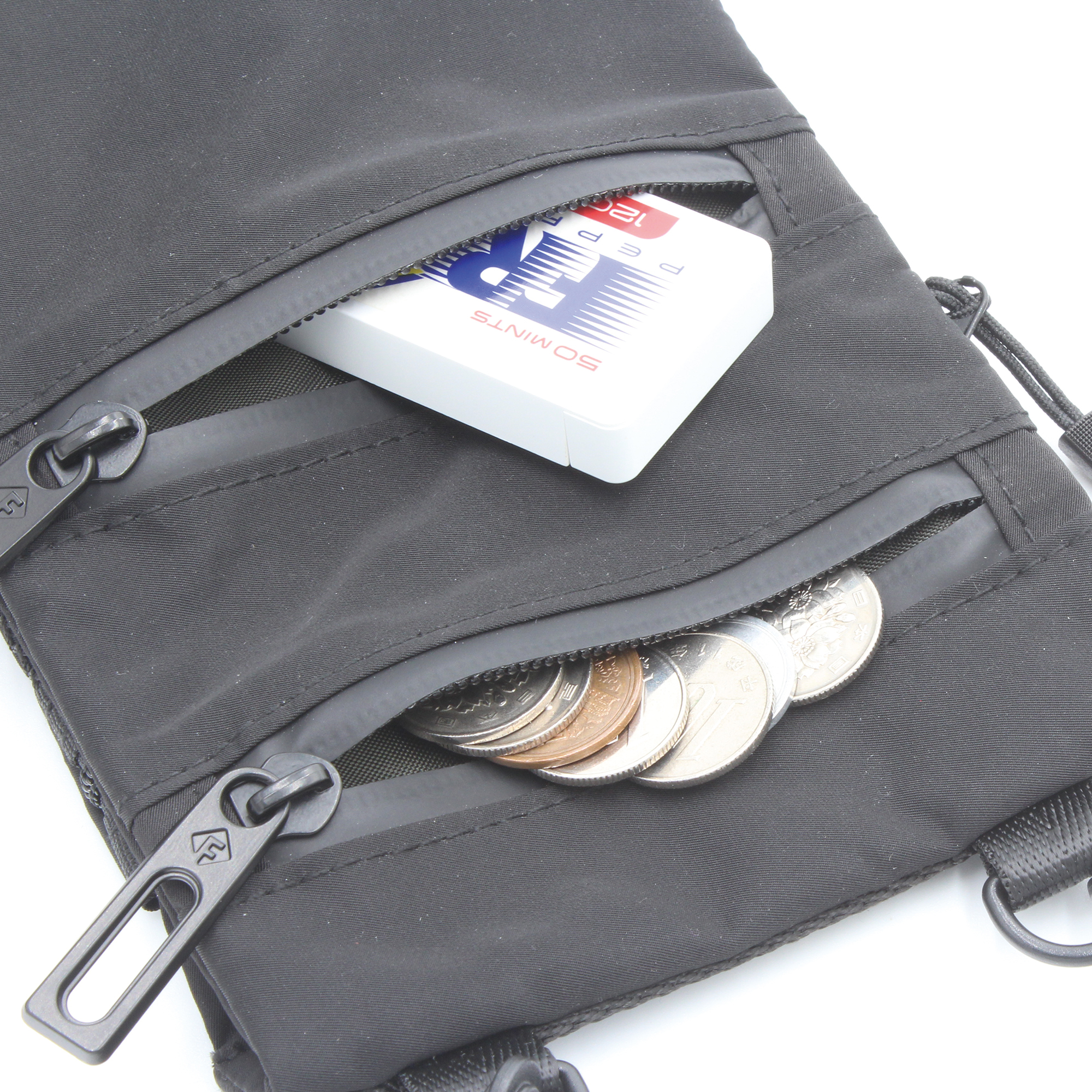 正面止水ファスナーポケットには小銭や薬類を入れるのに最適