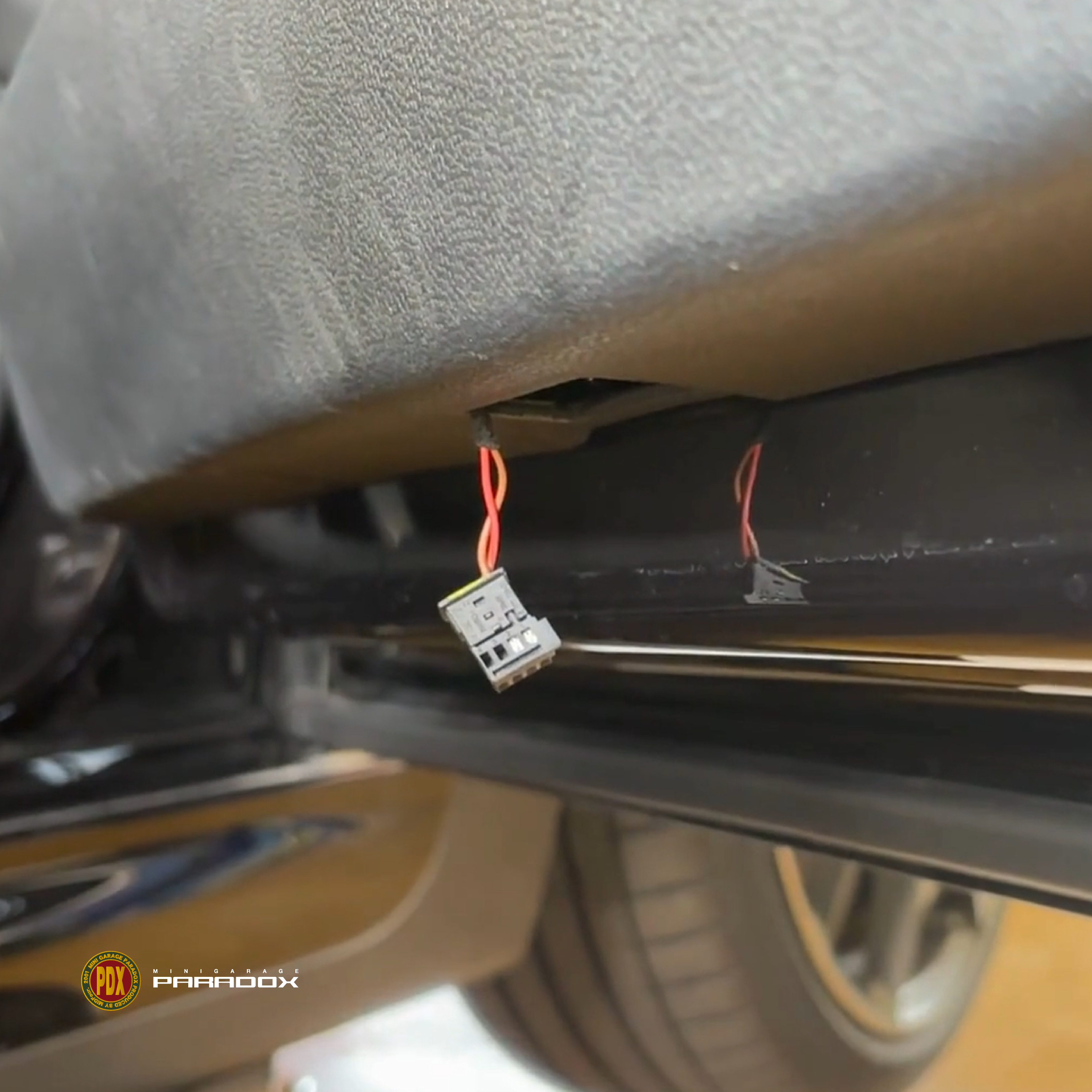 ②出したカーテシランプをカプラーから引き抜きます。