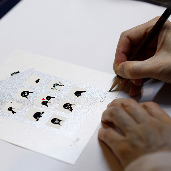 ［白の巻］はいつもデッサンに使用する鉛筆でサイン入れ