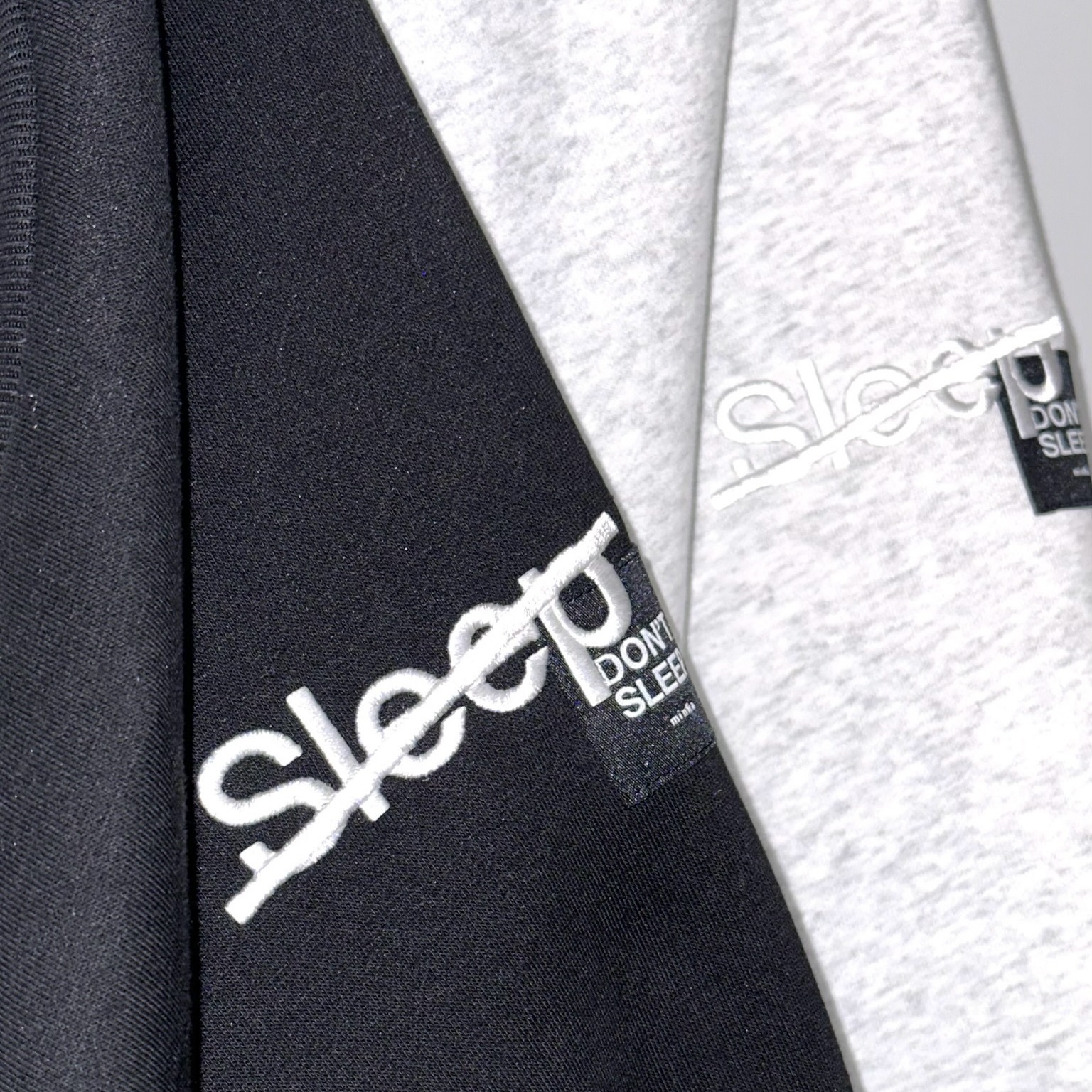 着物の刺繍を背景に持つSleep slashのエンブロイダリー