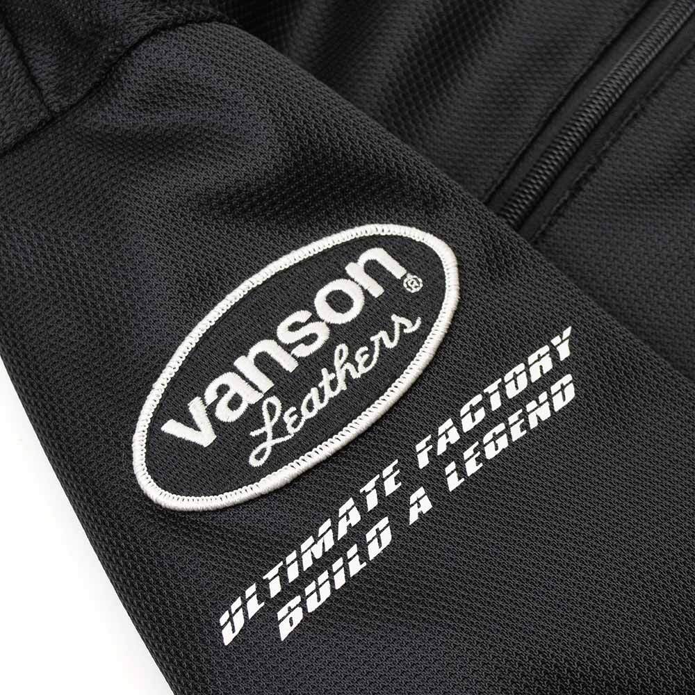 刺繍仕上げのワッペン。