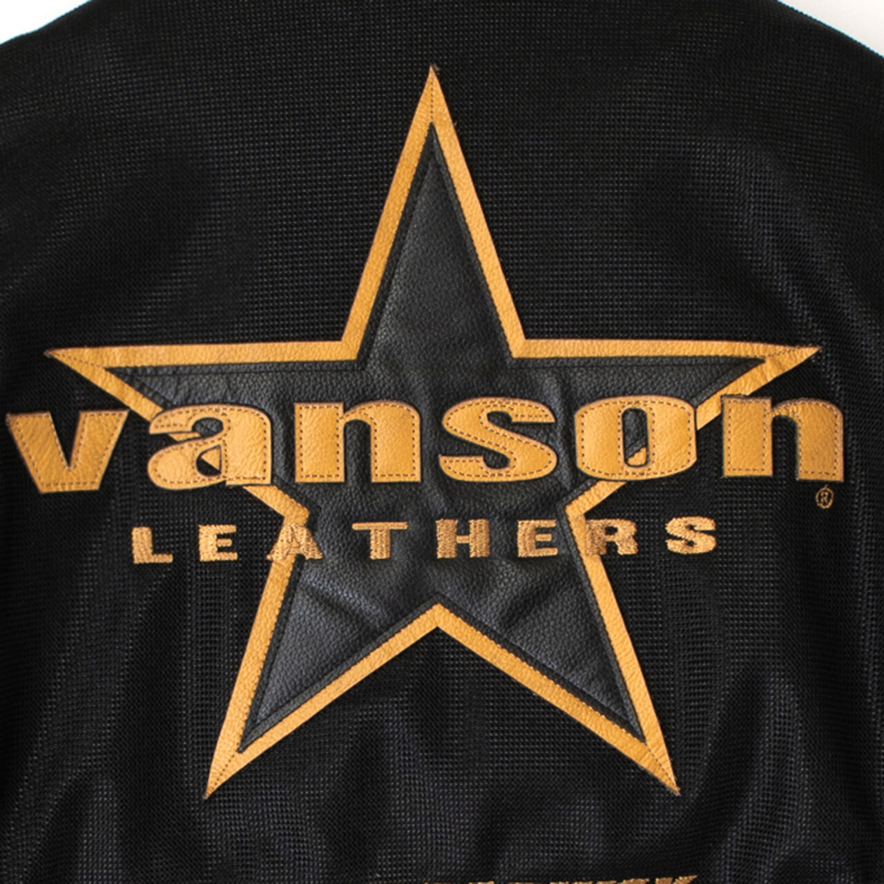 背中のワンスターは本革仕様、vansonは本革切り文字。