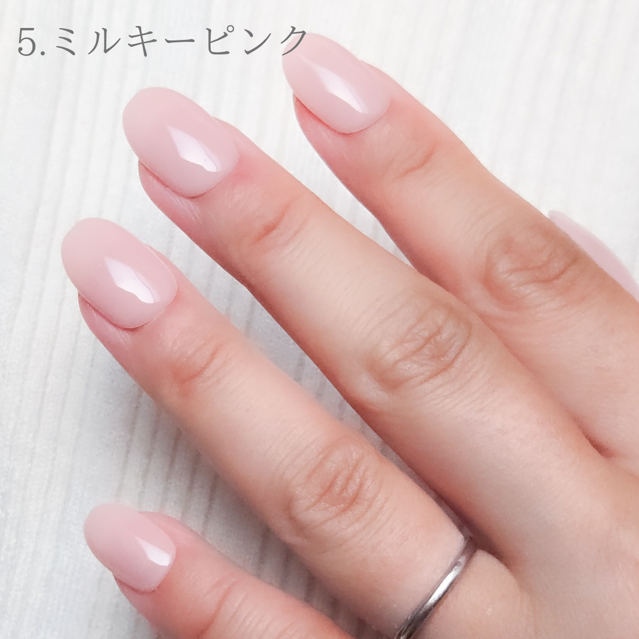 肌に自然になじみ、血色感をほんのりプラス。くすみが気になる手元を明るく整える