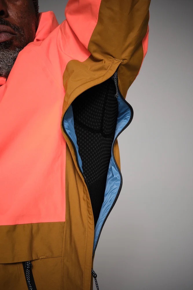 両サイドに長いベンチレーション用ピットジップ