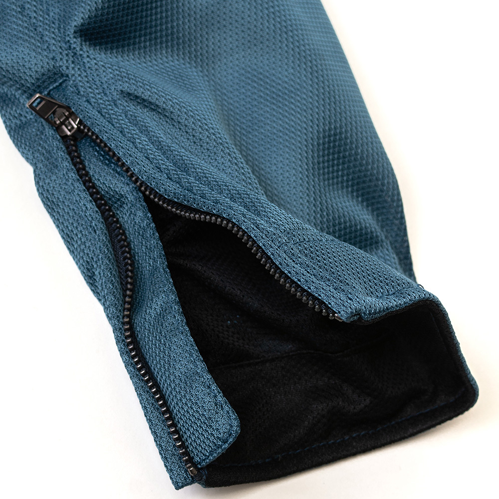 袖口が絞り込められるファスナーを装備。