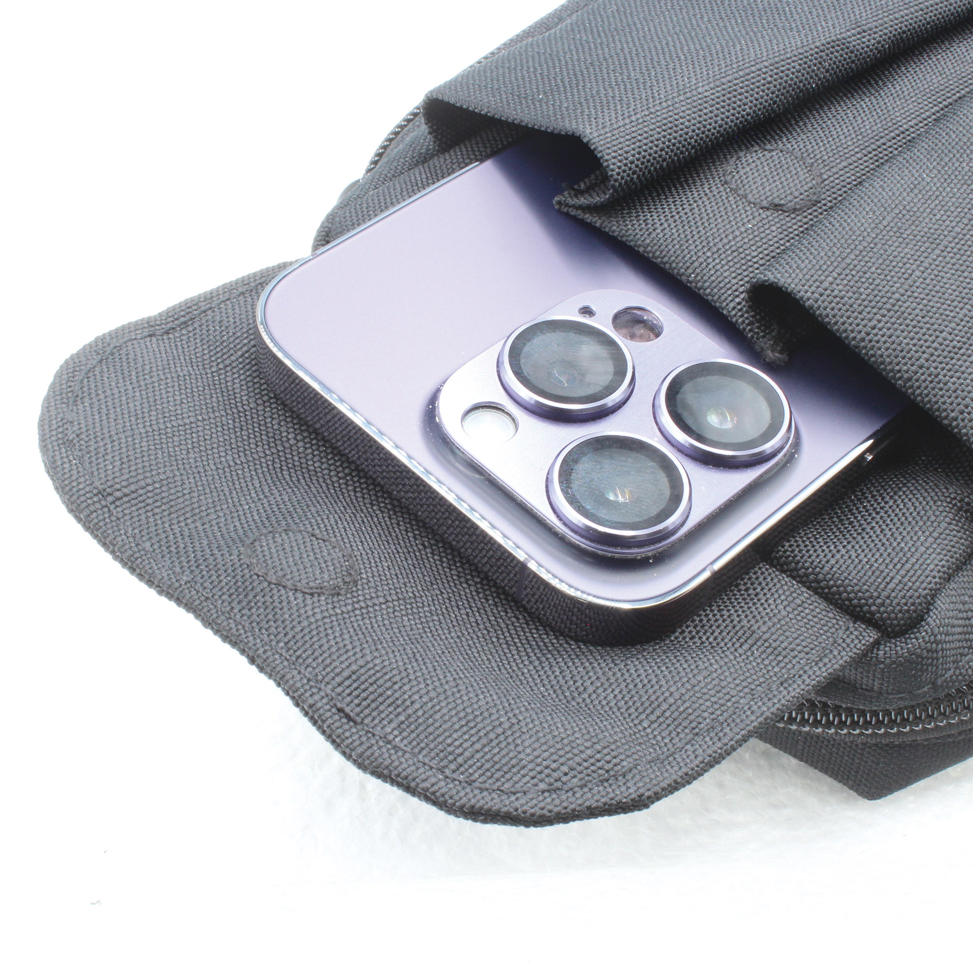 正面フラップポケットはスマホが収まるサイズ感。