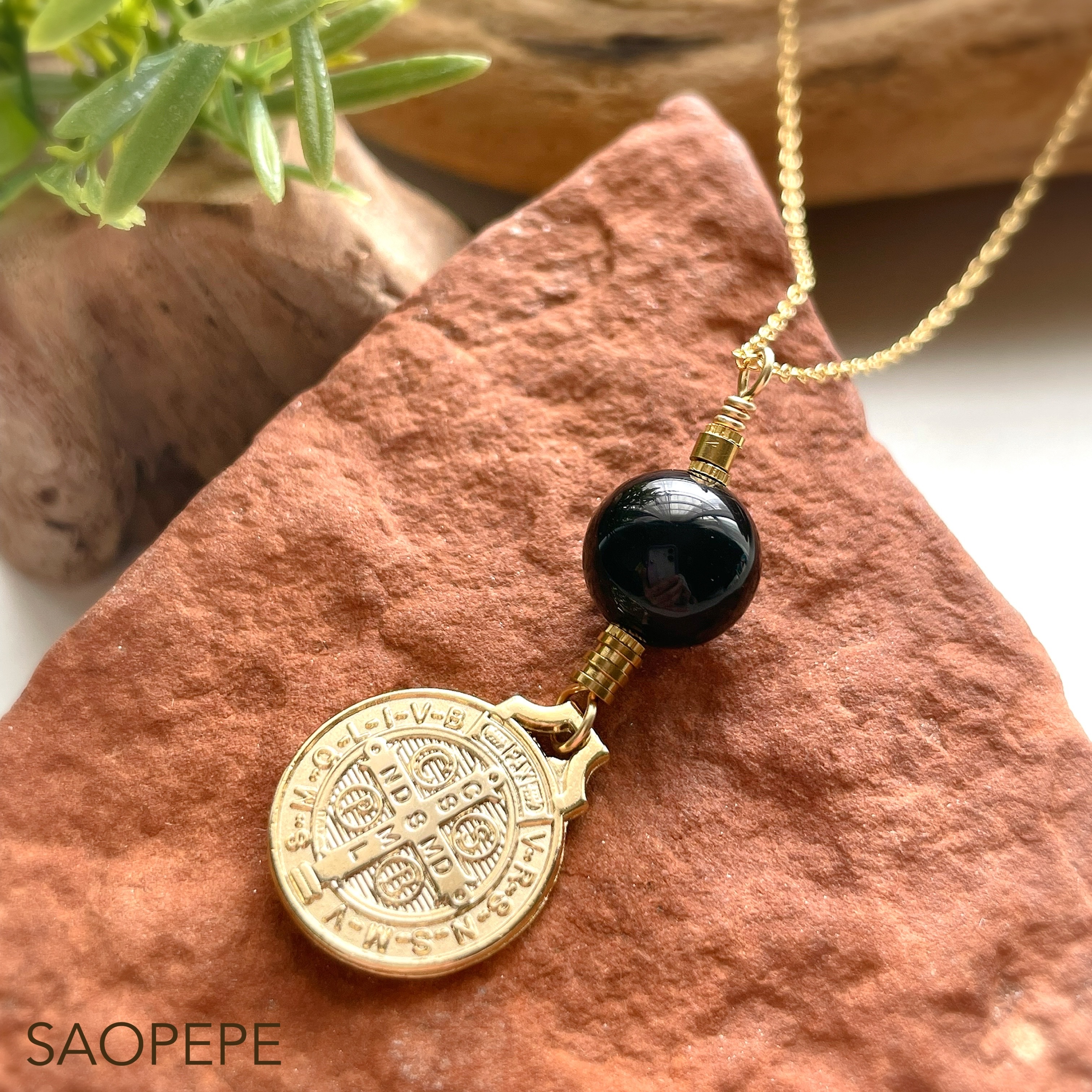 共に魔除け効果のあるモリオンとメダイ！