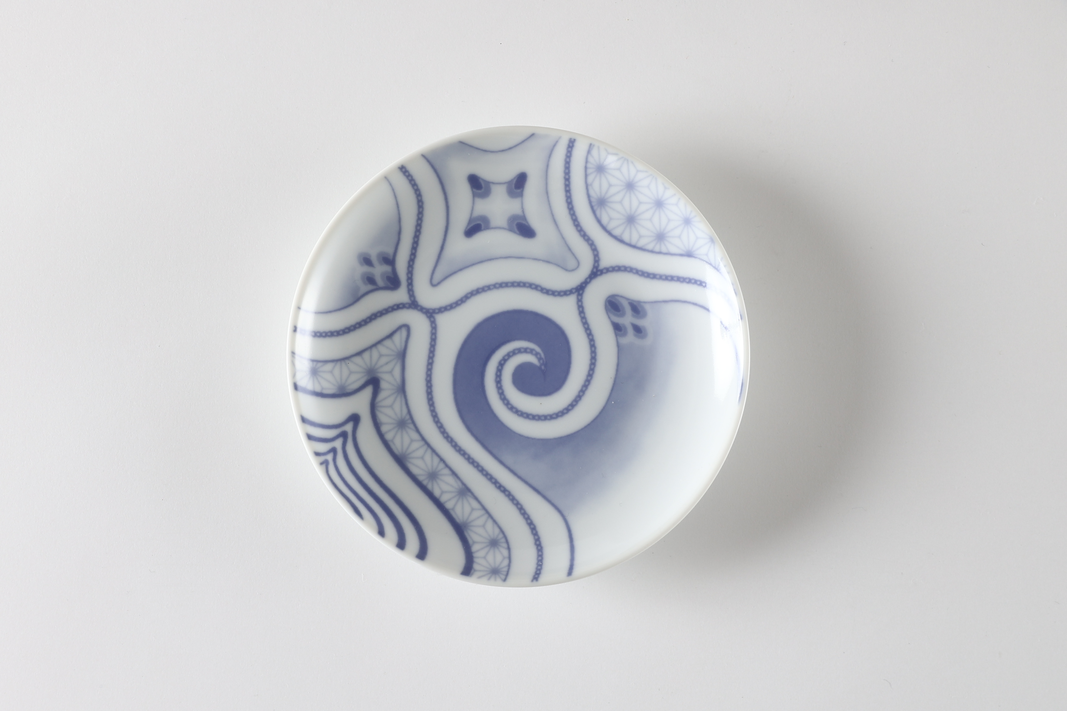 有田焼 染付絵皿(4寸) 1/2/3 designed by 郷右近富貴子 有田焼 染付絵皿(4寸) 1/2/3 designed by 郷右近富貴子