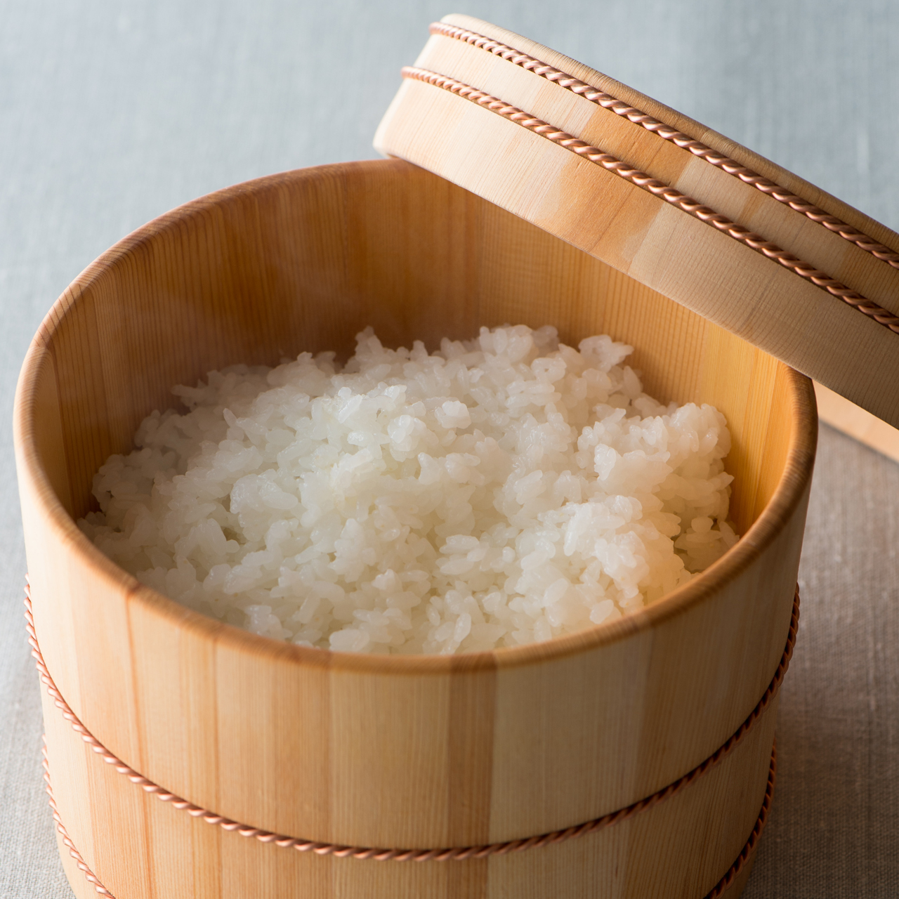さわらの木が水分を調節し、時間が経ってもふっくらしたおいしいごはんが味わえる
