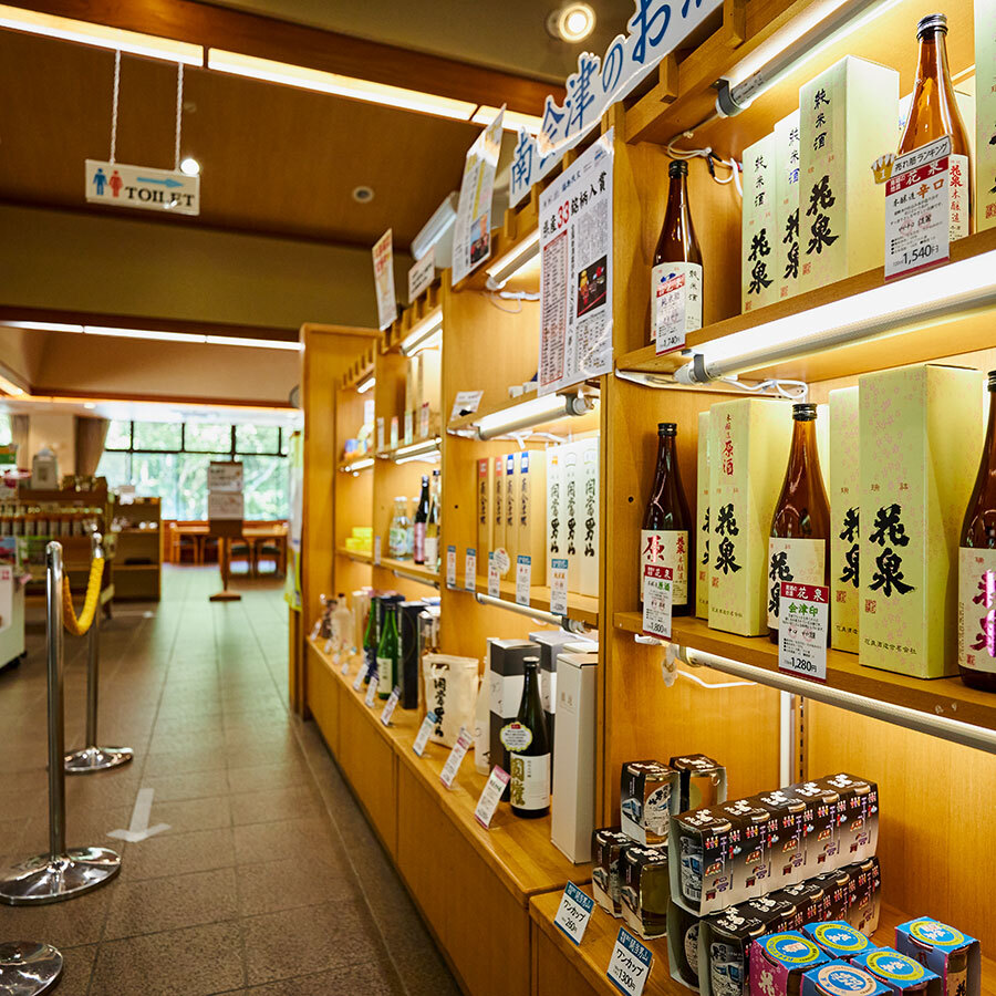 南会津の地酒が豊富に揃い、お土産に最適な化粧箱も。手頃なおつまみもラインナップ。