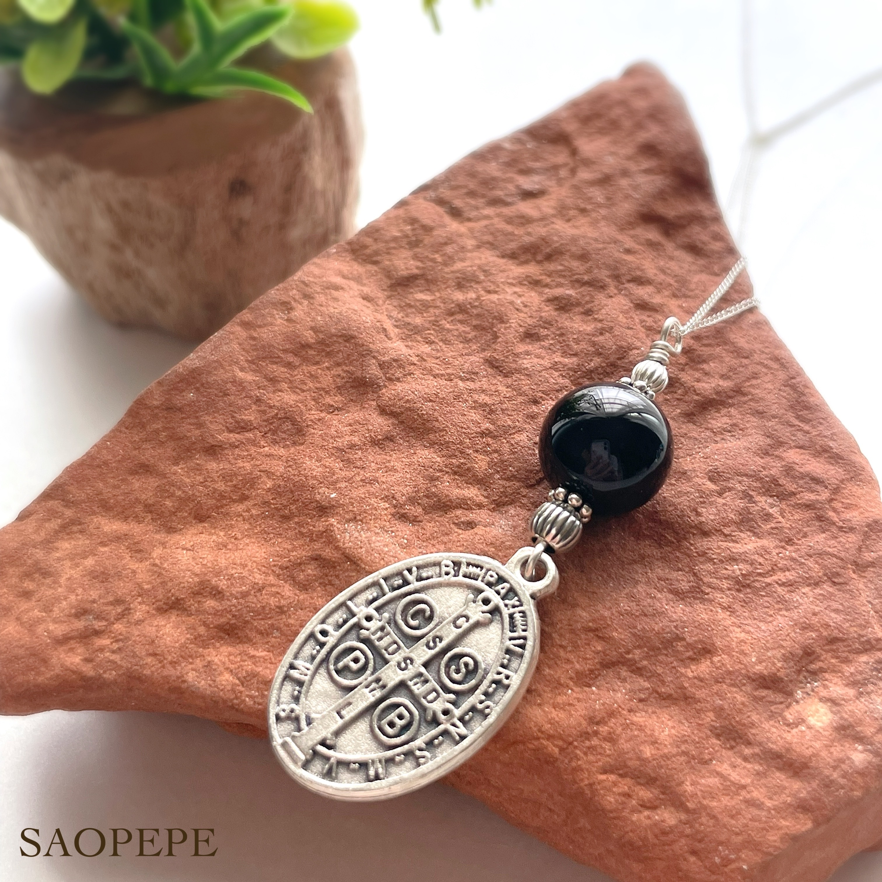 共に魔除け効果のあるモリオンとメダイ！