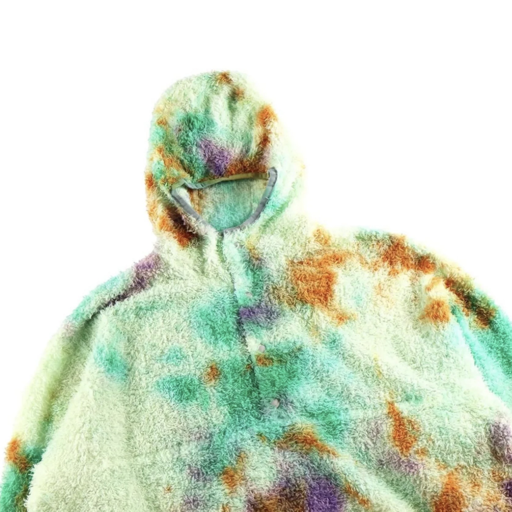 首元はスナップボタン