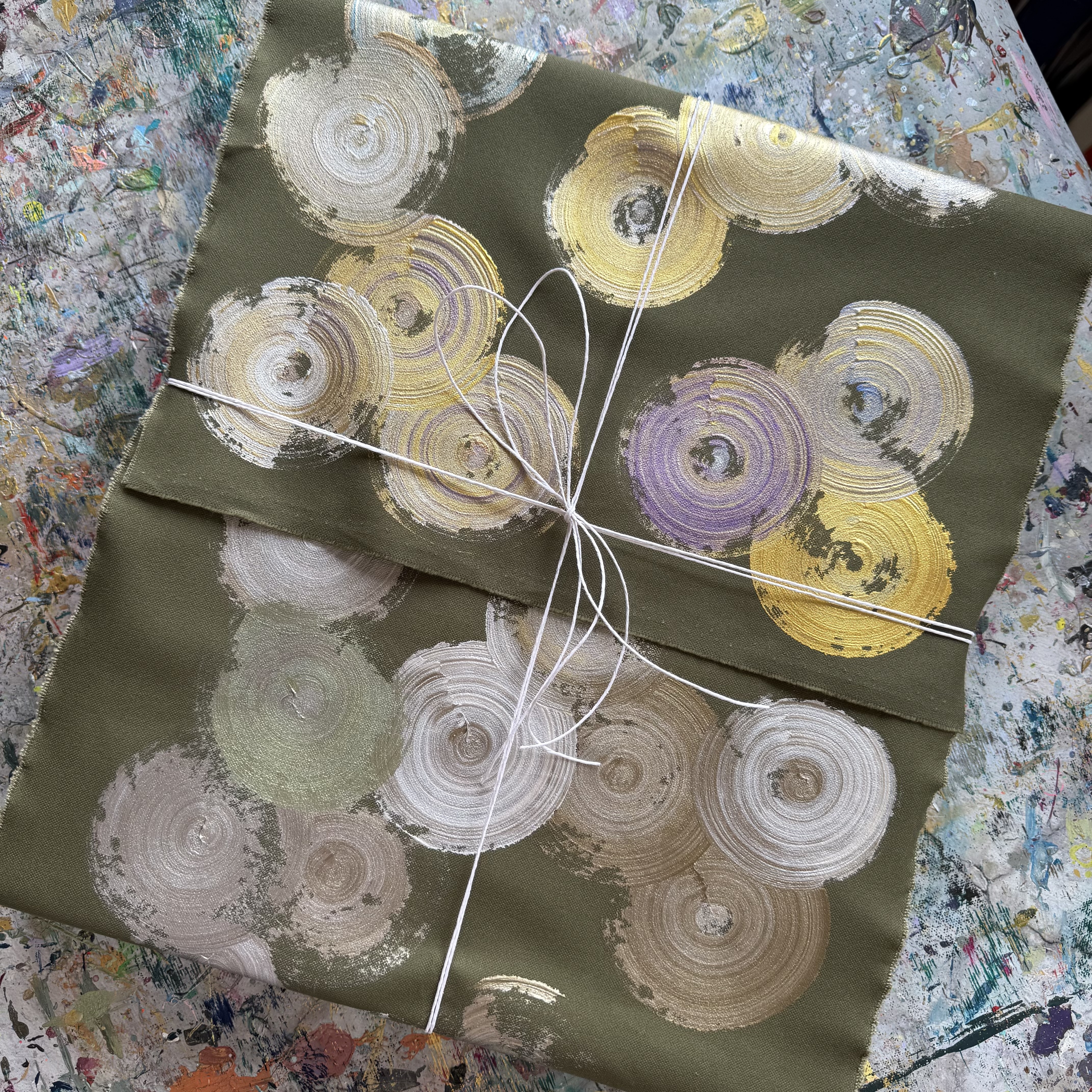 全ての作品は、渦ペイントした特製の布に包んでお届け ※色やデザインは届いてからのお楽しみ