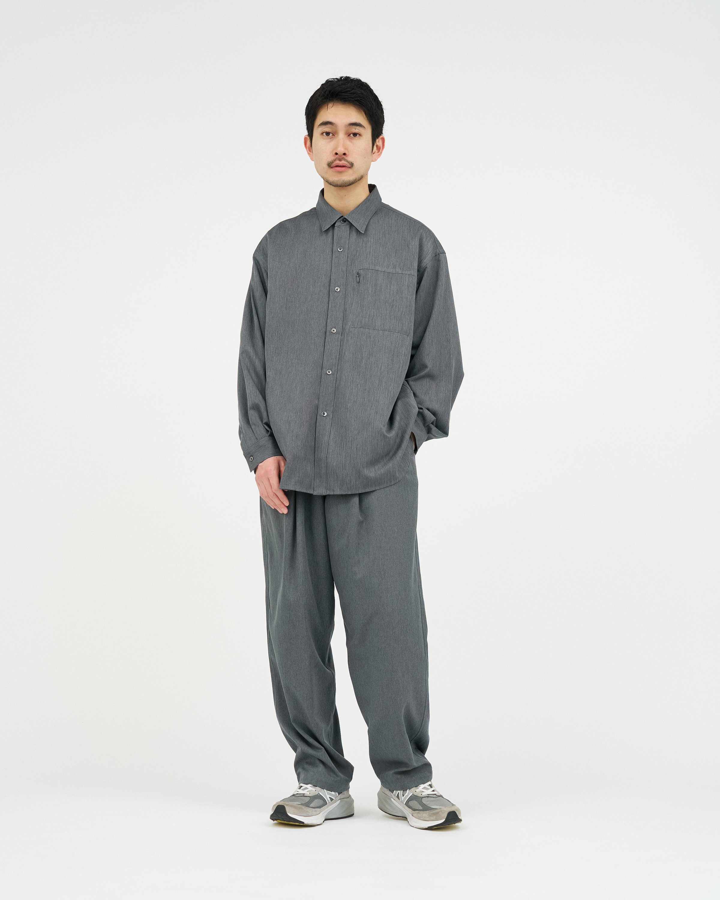 モデル身長175cm／H.GRAY・サイズS着用