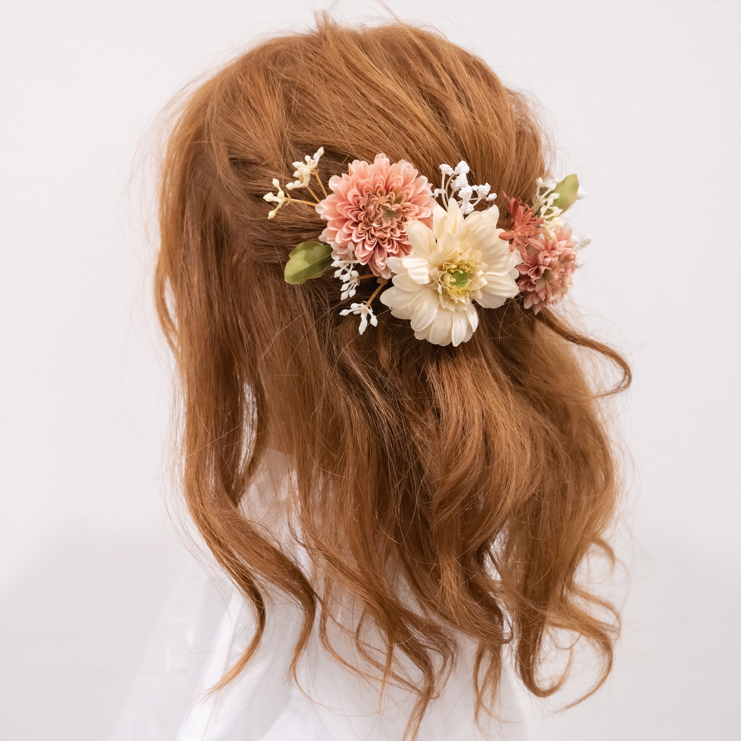 卒業式袴の髪飾り ハーフアップb ミディアム ロングヘアーのドライフラワー風アーティフィシャルフラワー カスミソウ ガーベラ のヘッドパーツ 和装前撮りや結婚式の白無垢 色打掛のヘッドドレス 卒園式の教員様にも 全身保湿プロダクト Soie スワ