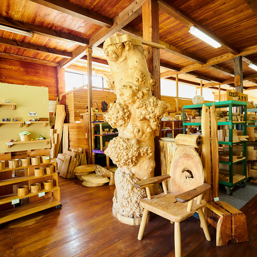 店内を席巻する木製品によって、木という材料の柔軟さ、多様性に改めて驚かされる。