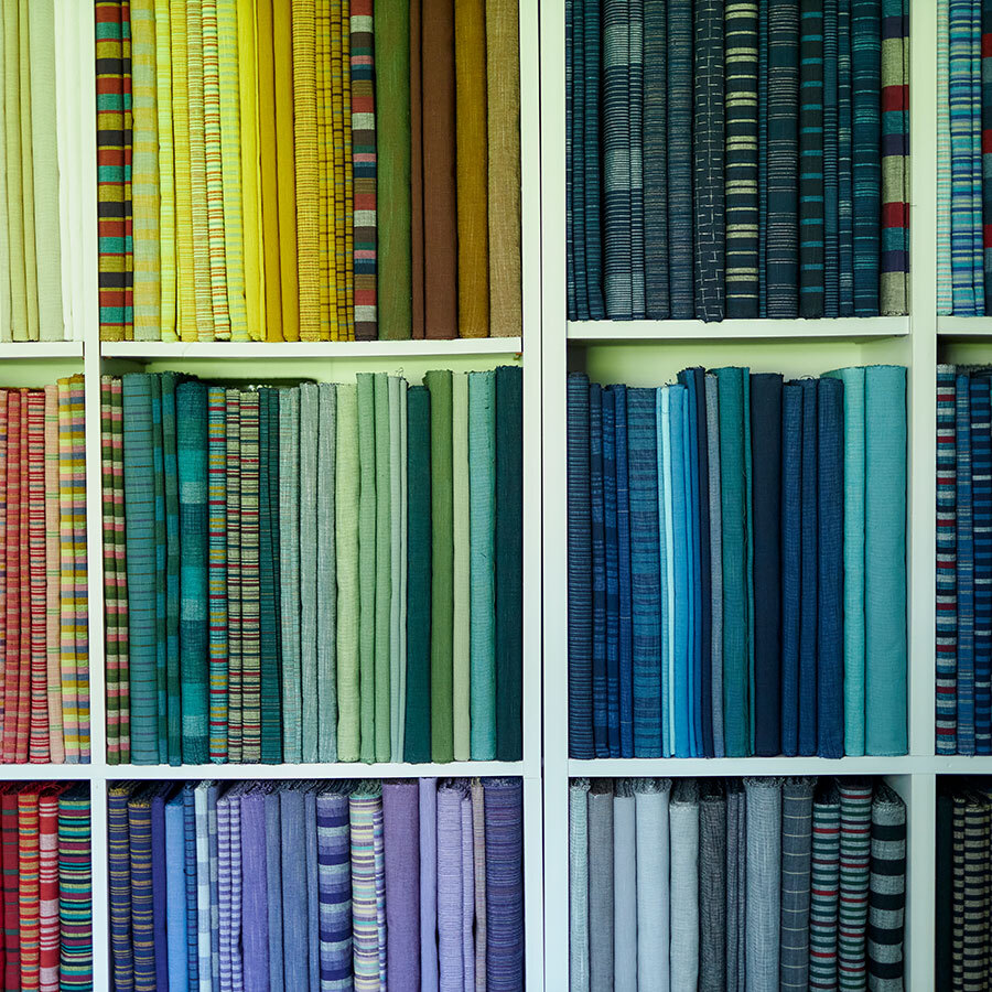 とりどりの布がストックされたシェルフ。この色彩が会津木綿の大きな魅力のひとつ。