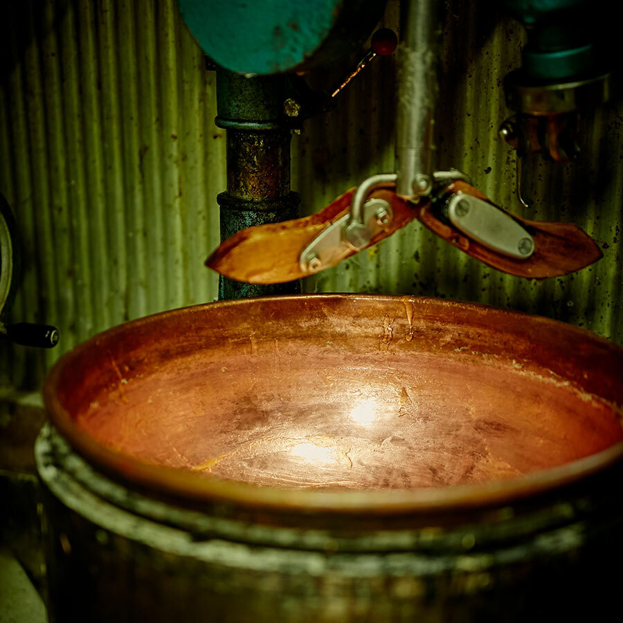 2代目・英夫さんが70年を共にした銅鍋は今やお店の象徴的存在。今日も大切なあんを練る。