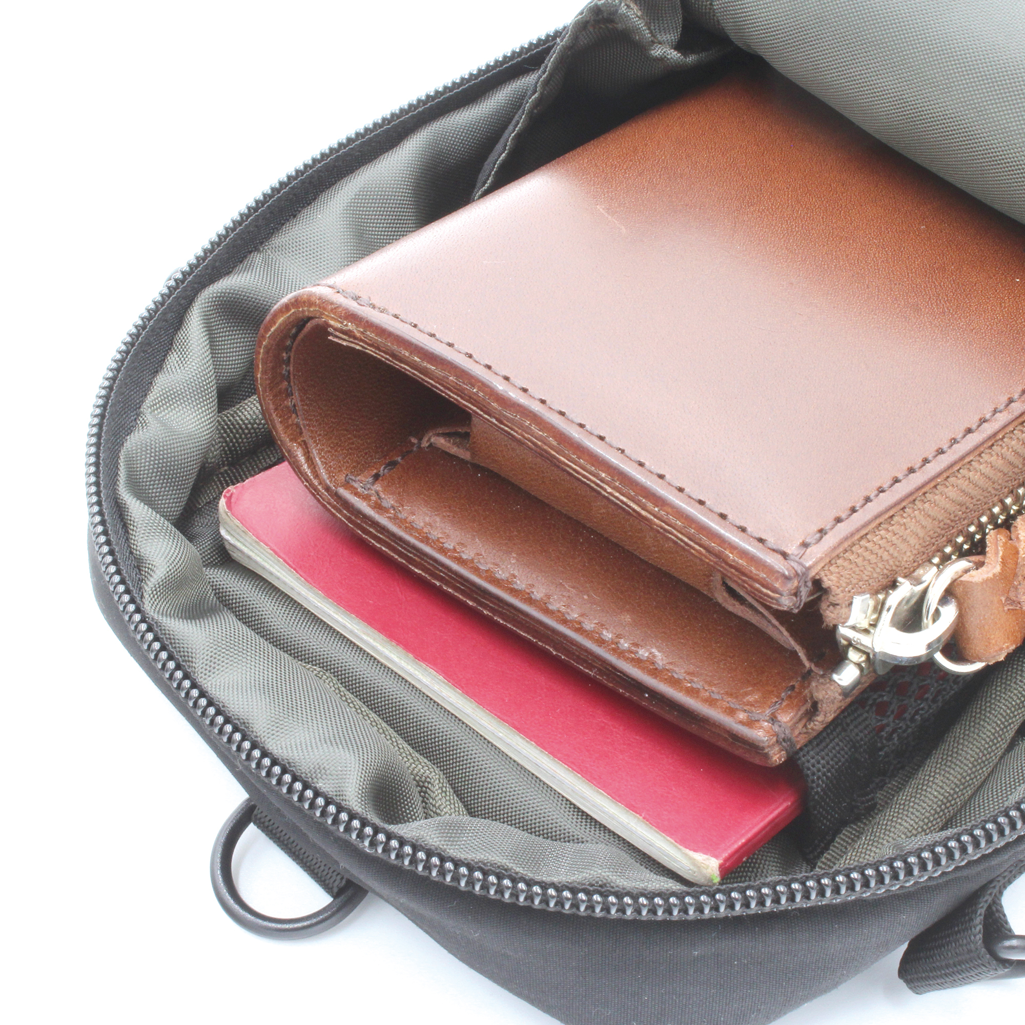 お出かけに必要な最低限の物は収納可能