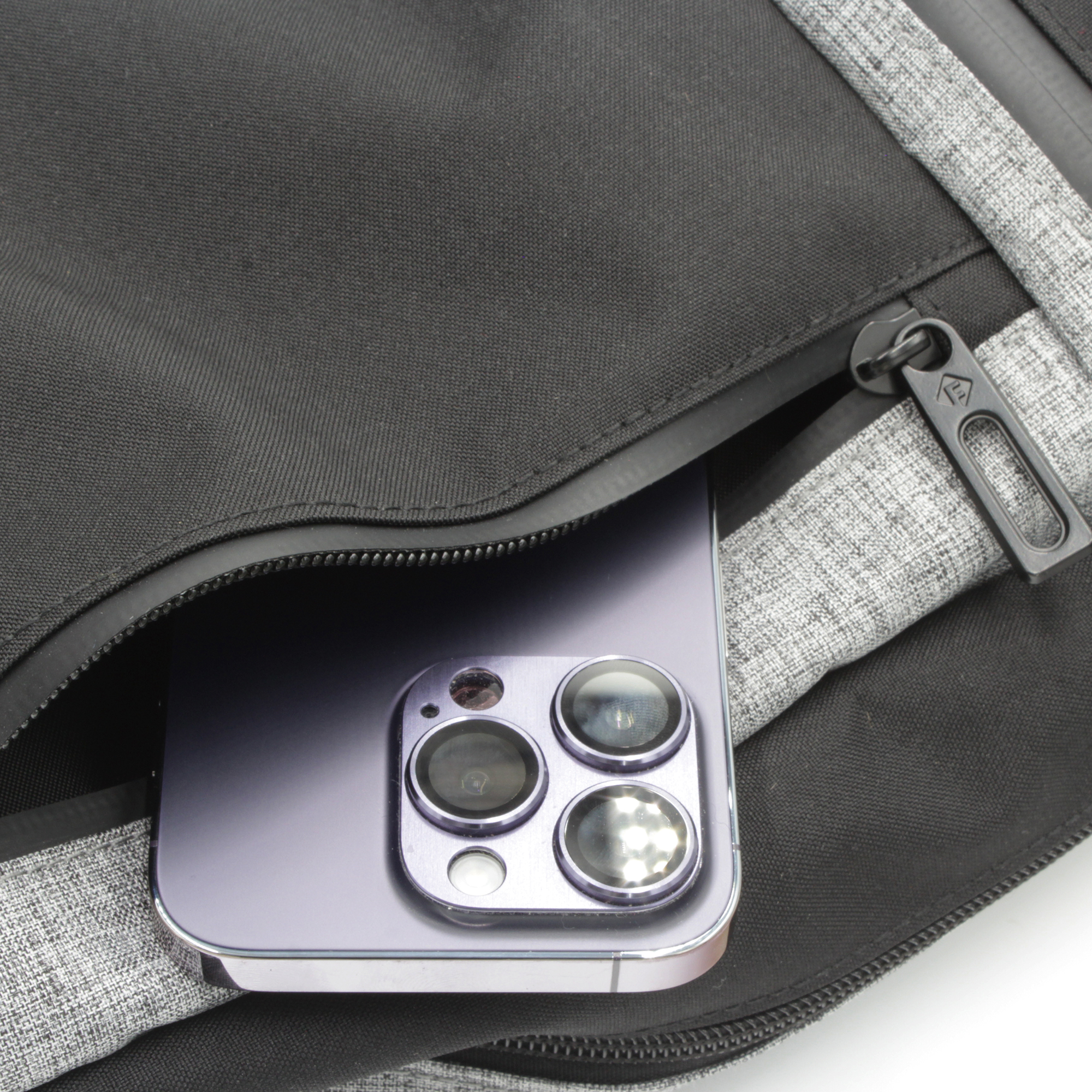 正面上部のポケットはスマホが収まるサイズ感