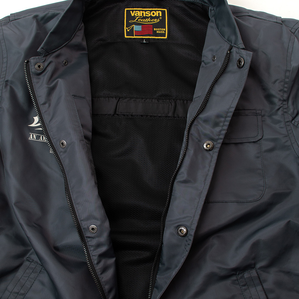 フロントはファスナー開閉にドットボタンを装備。