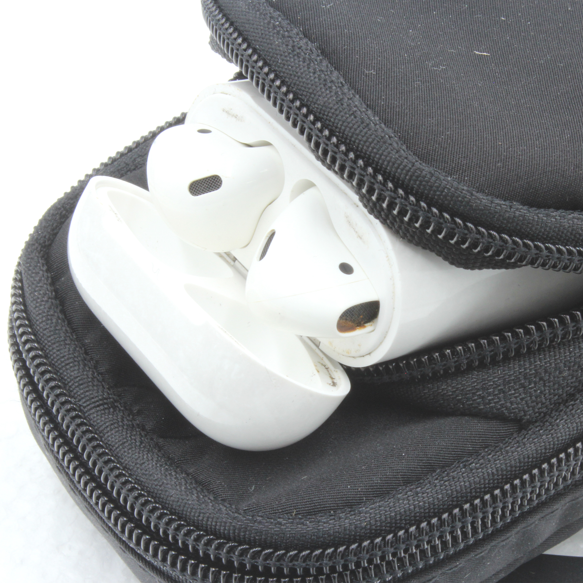 全体にクッション材が仕込まれているのでAIR PODSなどを収納するのに便利。