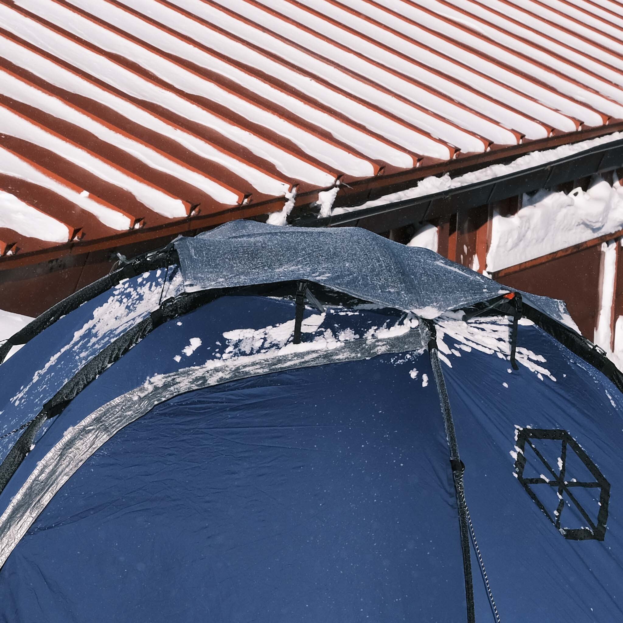 天井の可愛らしい屋根。裏に十字に切られたメッシュのベンチレーションが高い快適性を生む