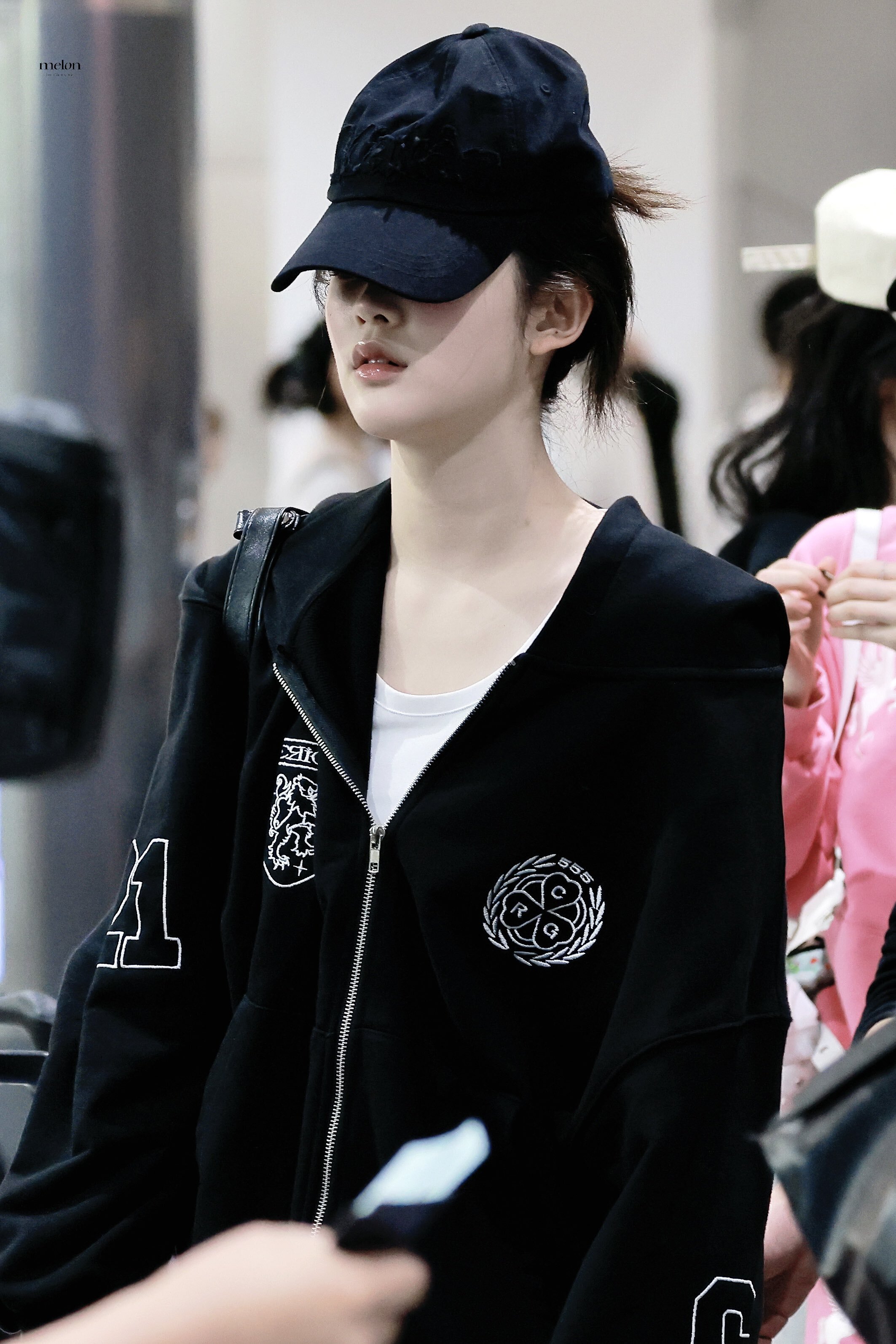★Hearts2Hearts エイナ 着用！【MATIN KIM】ROUGH CUT APPLIQUE BALL CAP IN BLACK