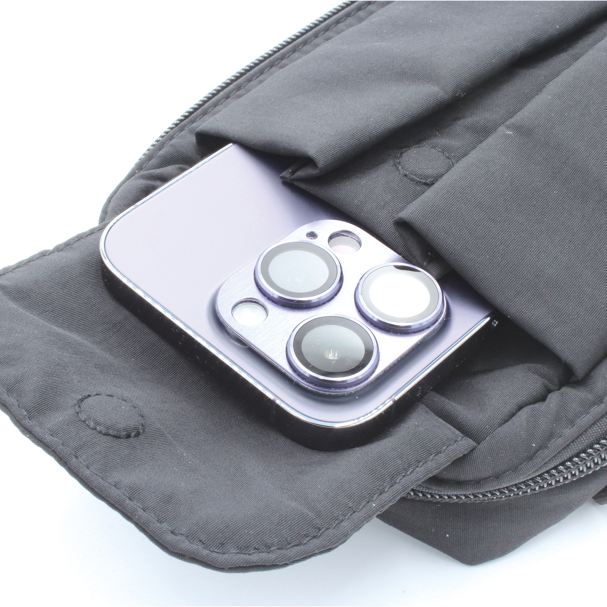 正面フラップポケットはスマホが収まるサイズ感。