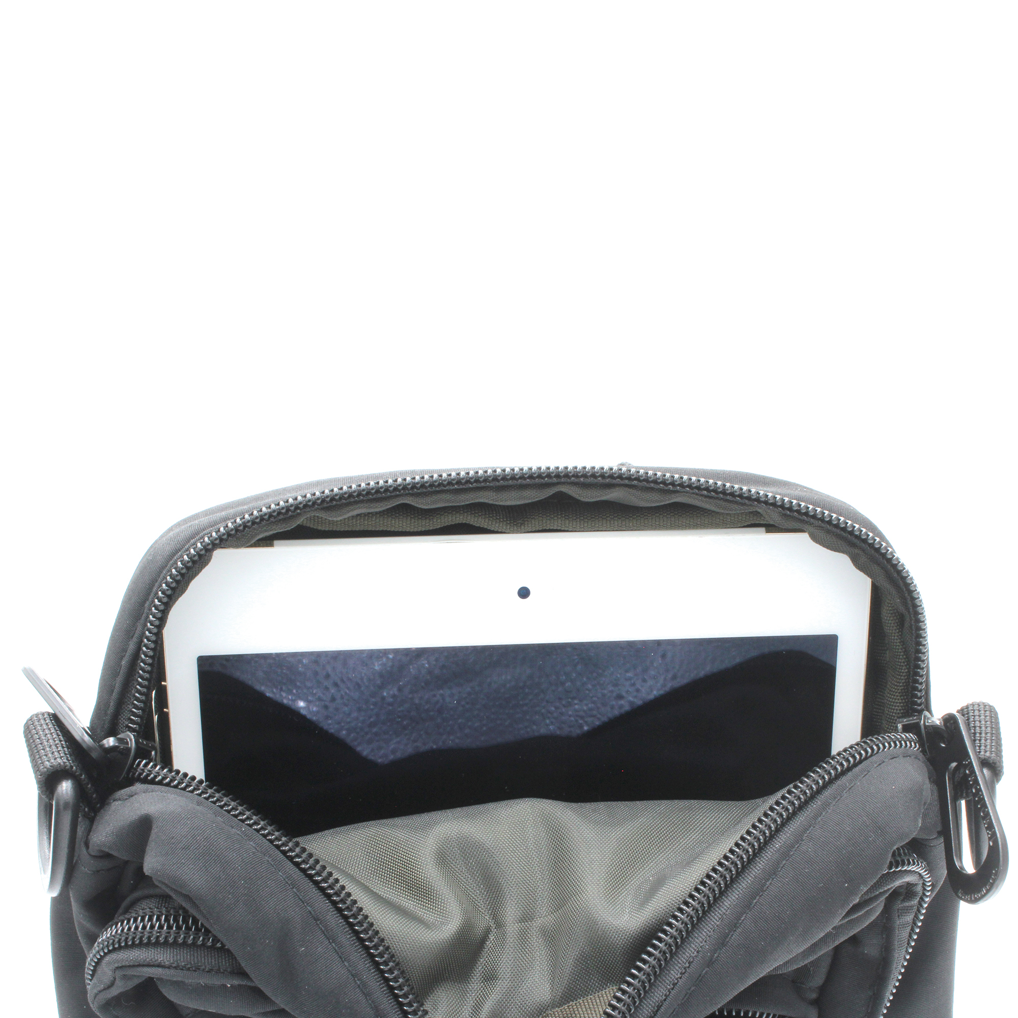 I PAD MINIなどタブレットポケットを内側に完備